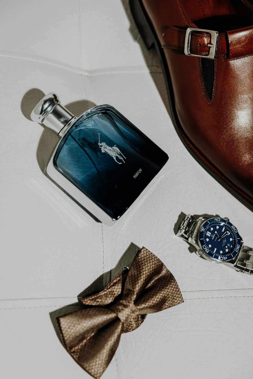 Flacone di profumo da uomo elegante su un mobile in legno scuro