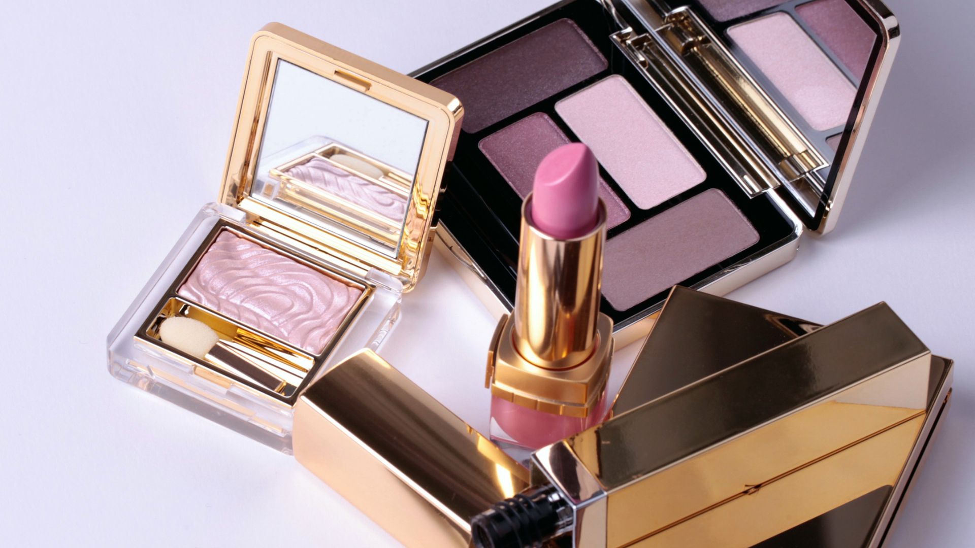 Palette ombretti, rossetto e cipria illuminante