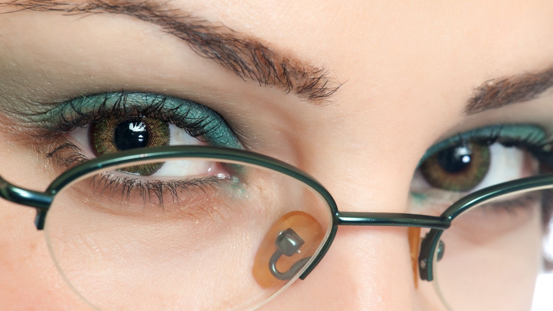 Trucco occhi con gli occhiali da vista: la guida