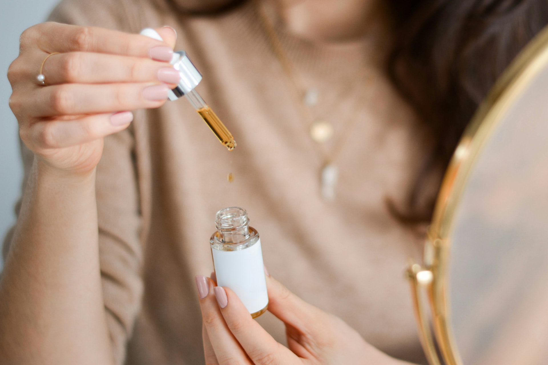 Olio viso dorato con contagocce