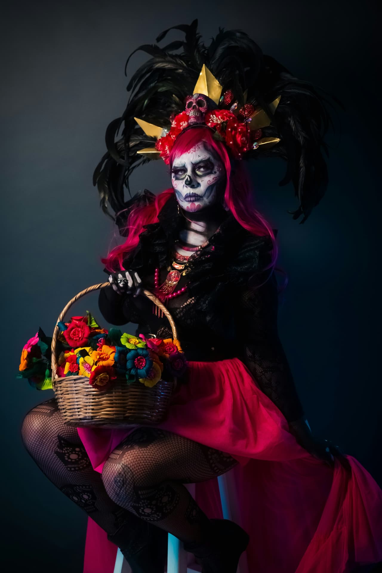 Trucco Halloween da Catrina con teschio rosa e nero e costume elaborato