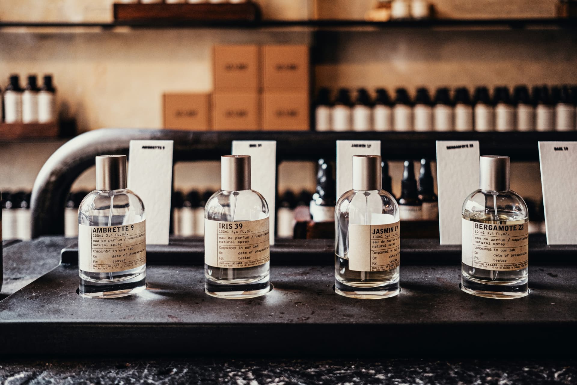 Flaconi di profumo Le Labo esposti in boutique