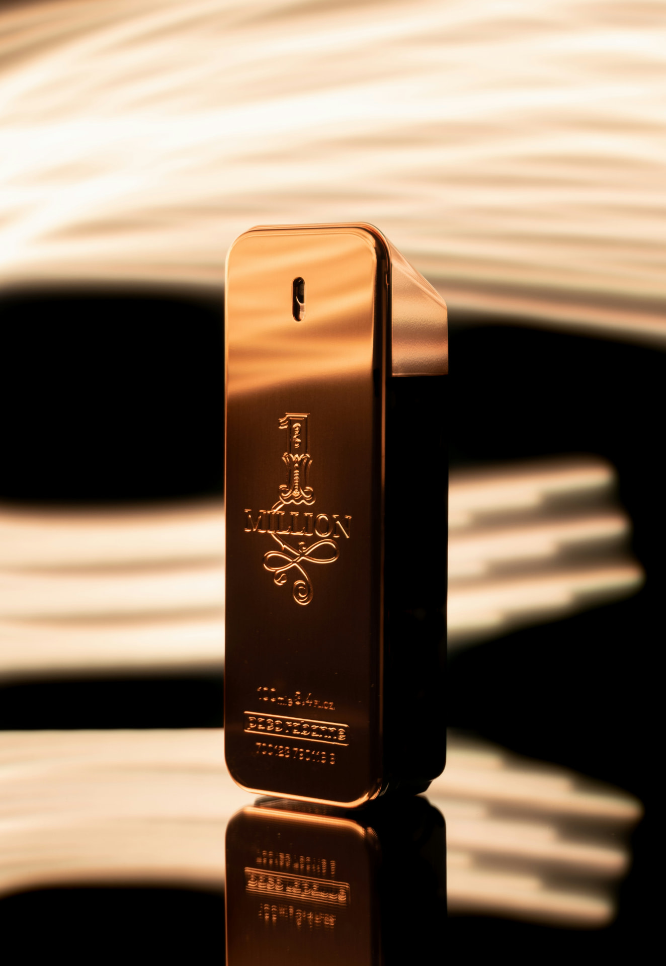 Flacone Paco Rabanne 1 Million color oro rosa in controluce