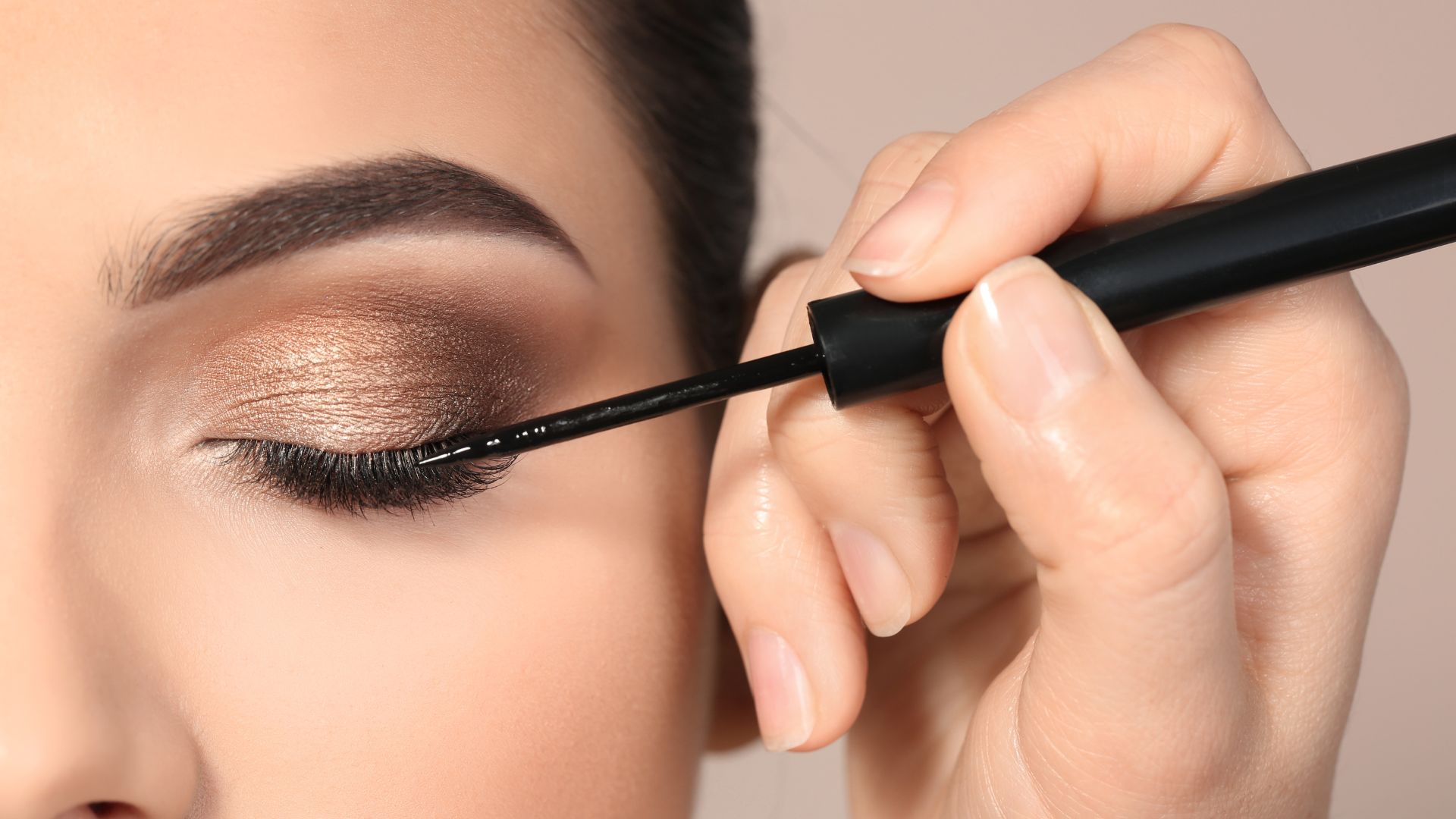 Eyeliner: tecniche dalla linea base alla coda grafica