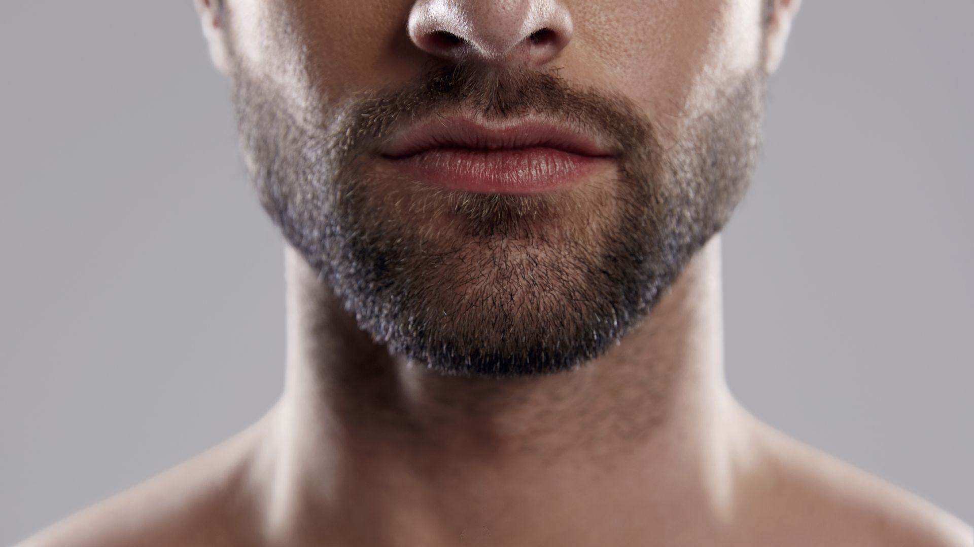 Barba corta curata