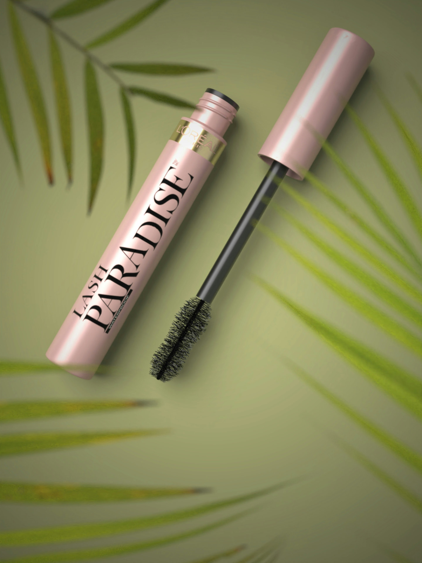 Mascara waterproof in confezione rosa con scovolino aperto su sfondo verde botanico