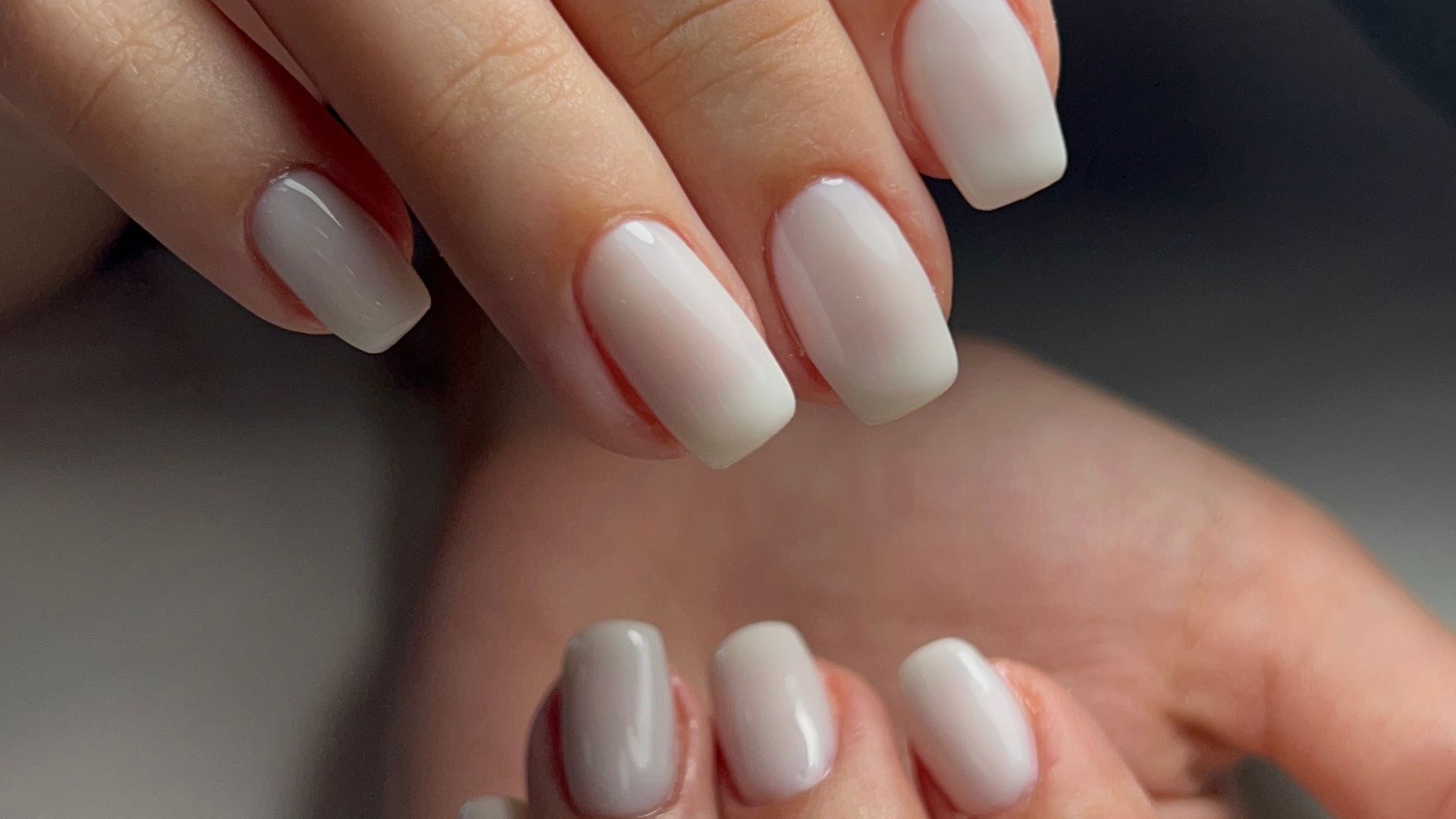 Manicure lattiginosa nude, tendenza primavera