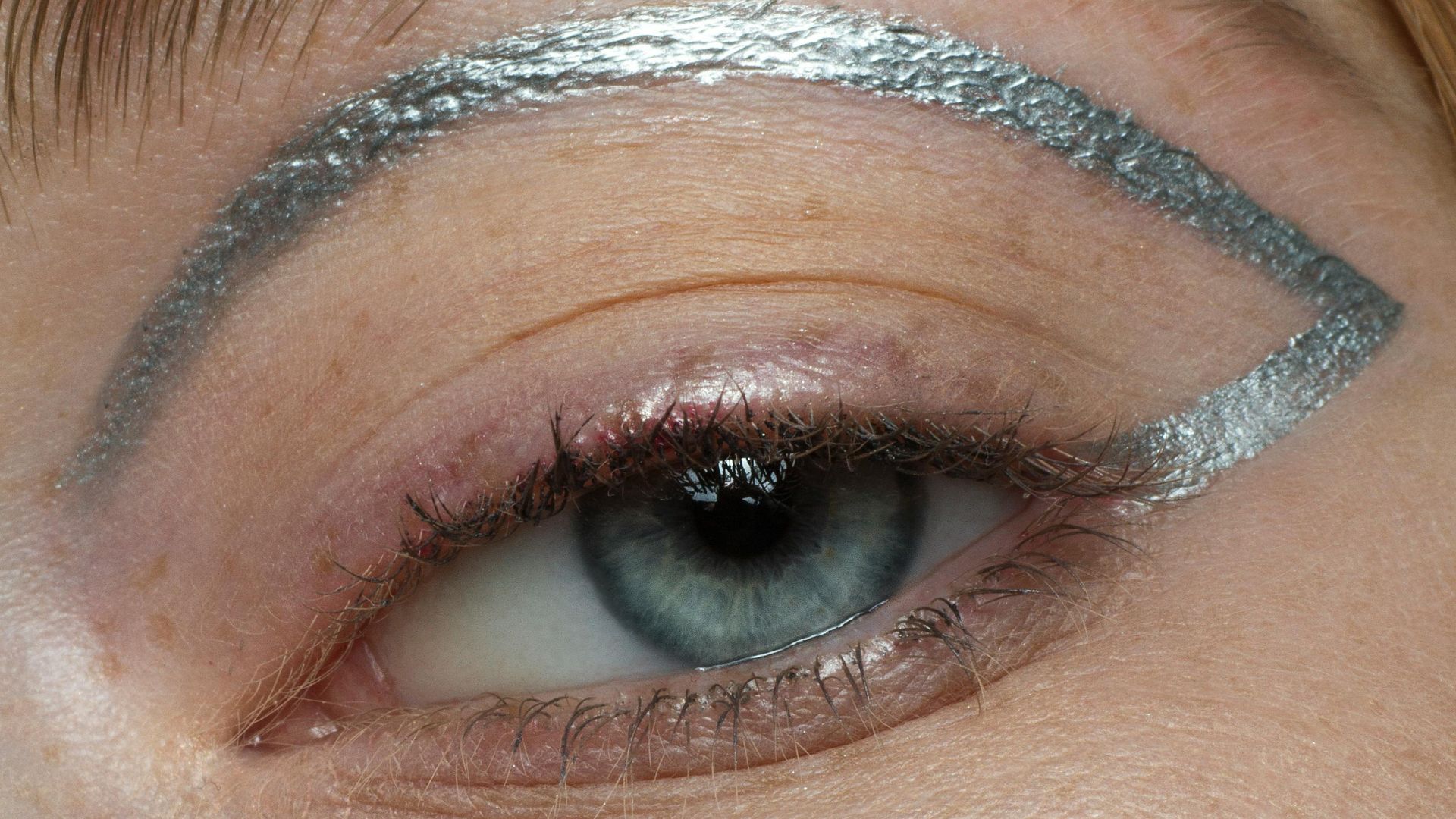 Ombretti colorati ed eyeliner di tendenza