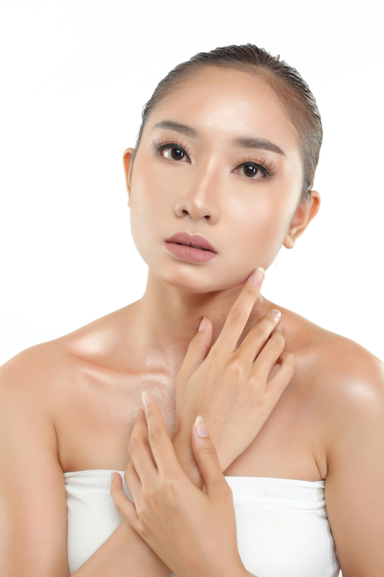 Primo piano di modella con pelle radiosa effetto glass skin idratata con la skincare coreana