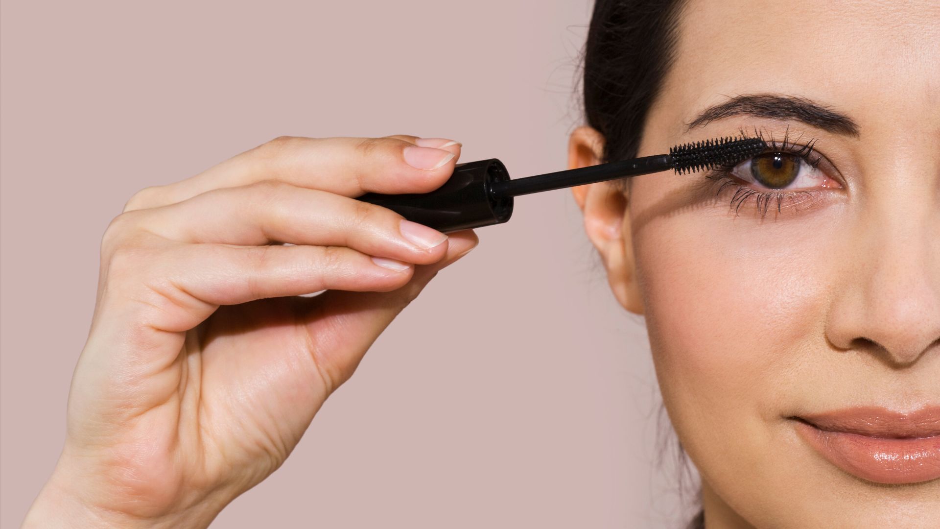 Applicazione del mascara su ciglia di occhi sensibili
