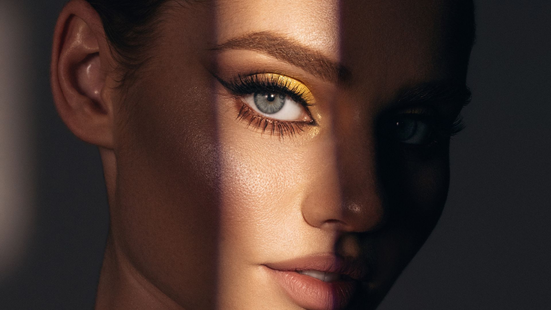 Make-up di tendenza con pelle luminosa e colori di stagione
