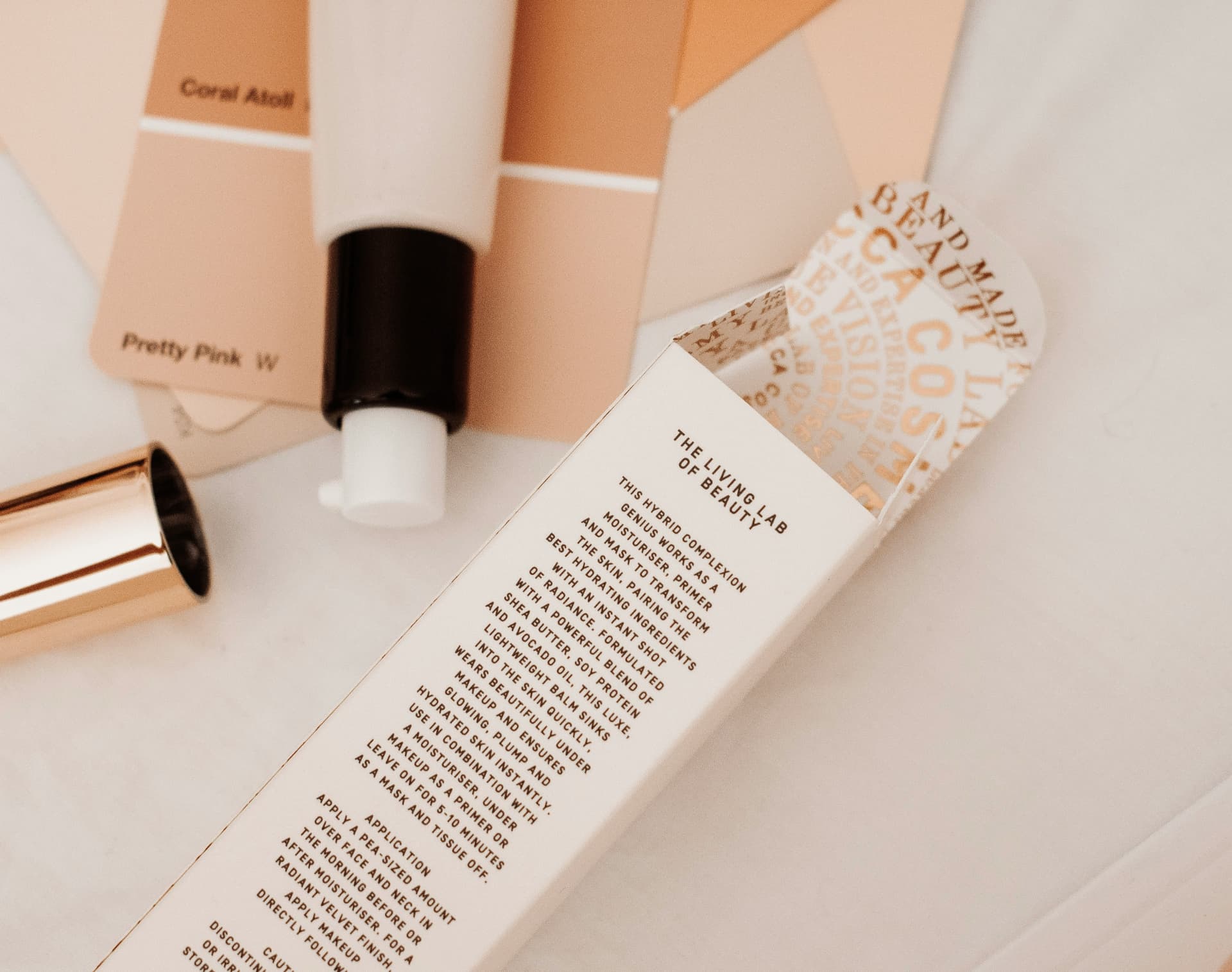 Crema viso idratante e primer in confezione minimal