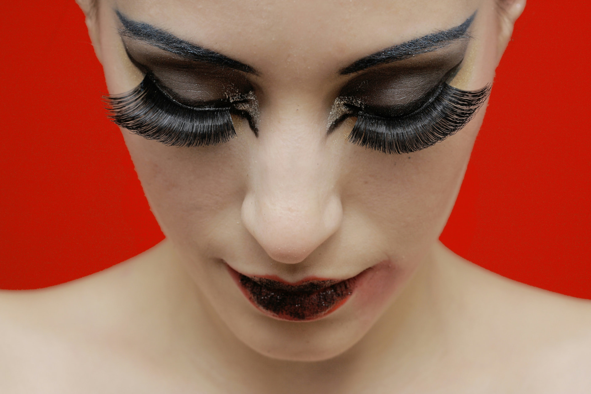 Occhi con cut crease drammatico e ciglia finte a nastro molto lunghe