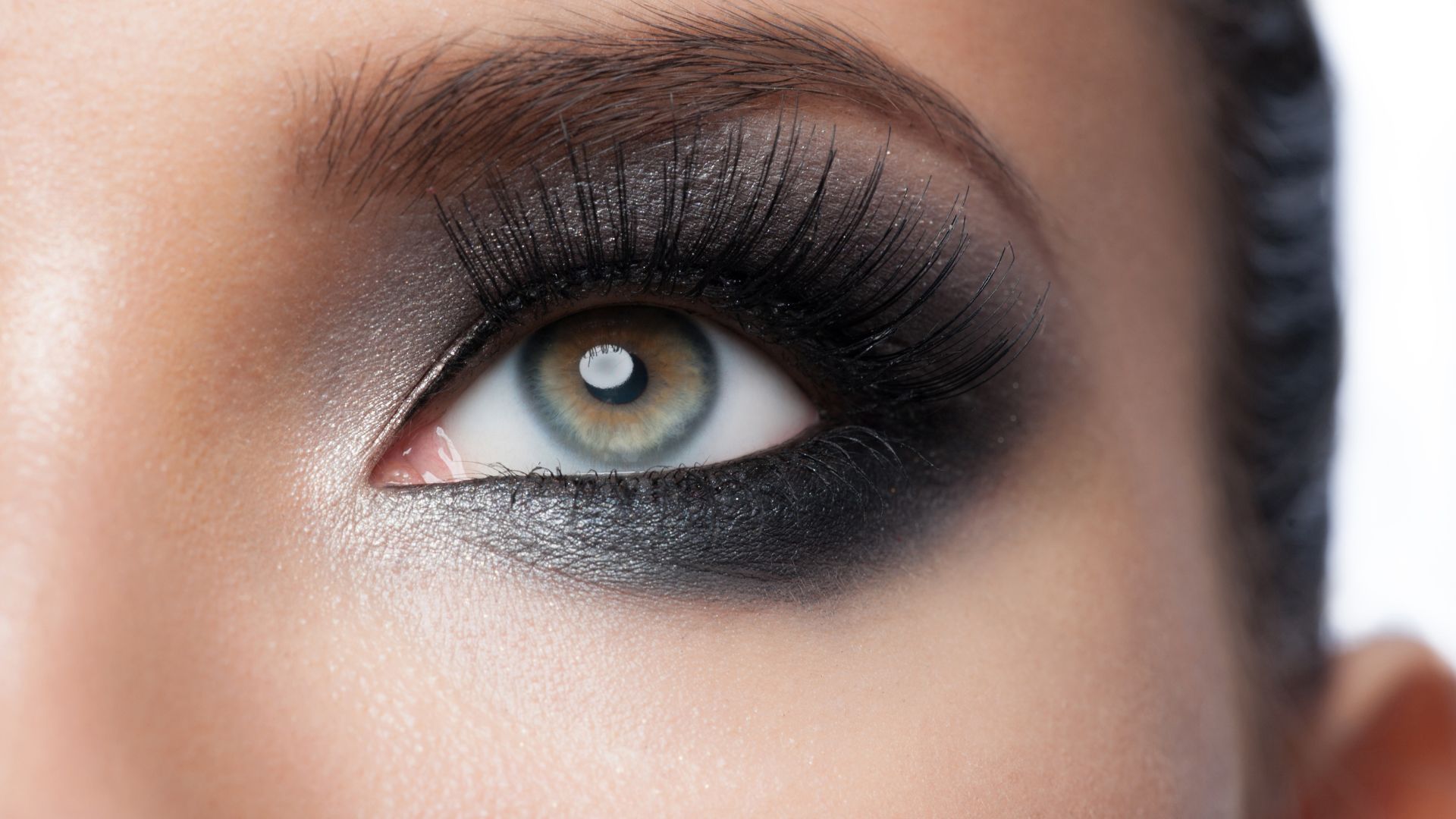 Sguardo con smoky eyes e ciglia definite