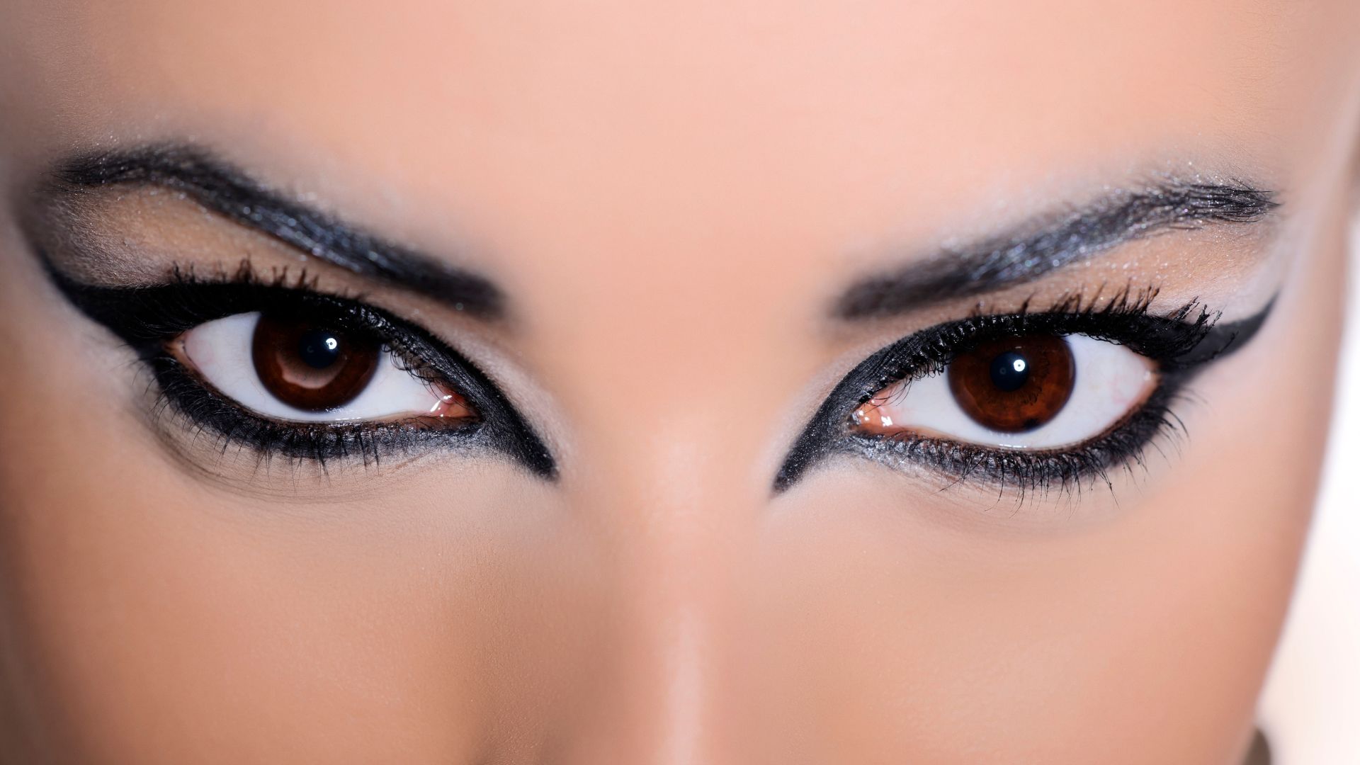 Eyeliner: tecniche dalla linea base alla coda grafica