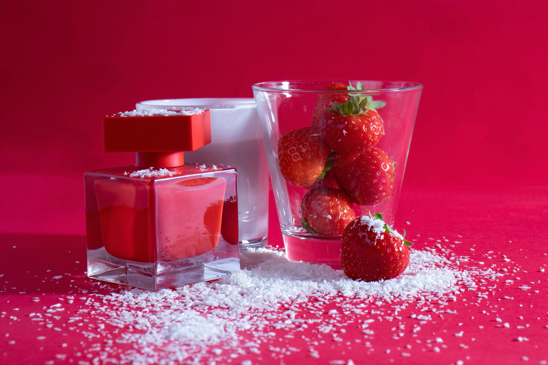 Profumo gourmand accanto a dolci e caramello