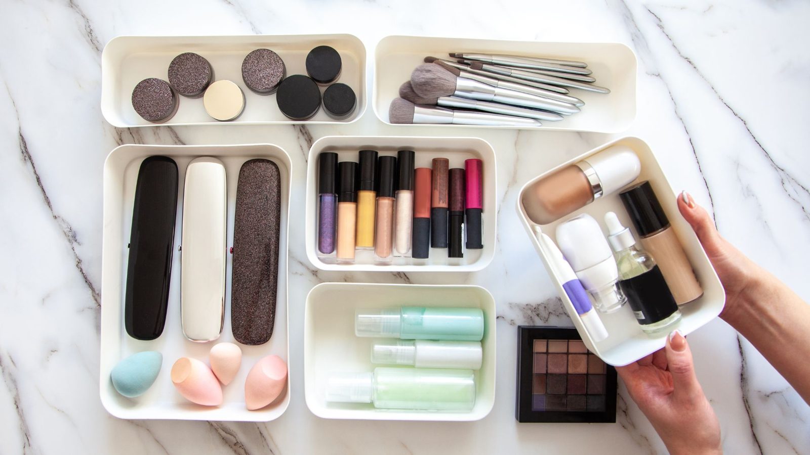 Trousse trucchi completa: cosa mettere e come organizzarla
