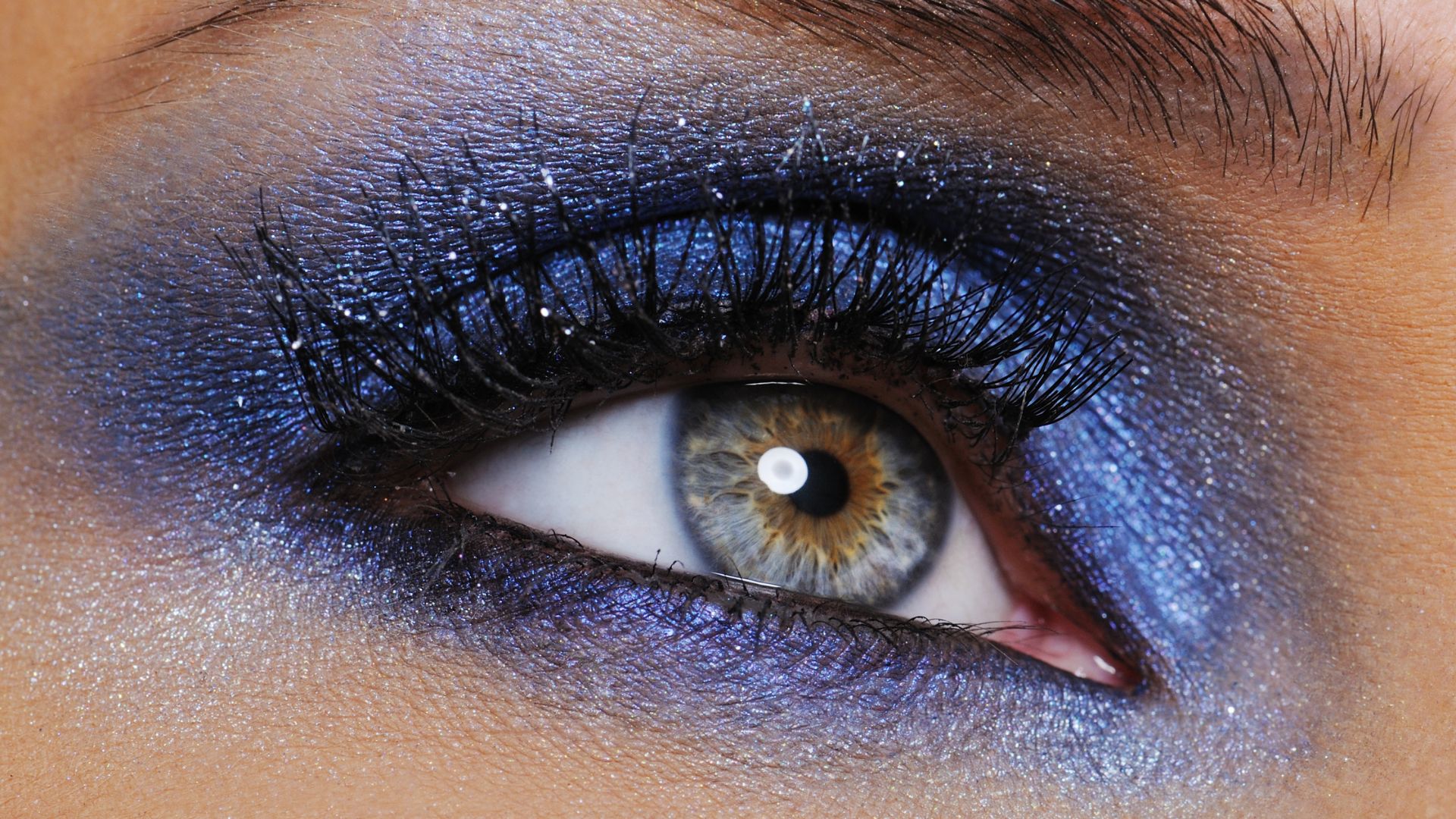 Smoky eyes blu elettrico glitterato