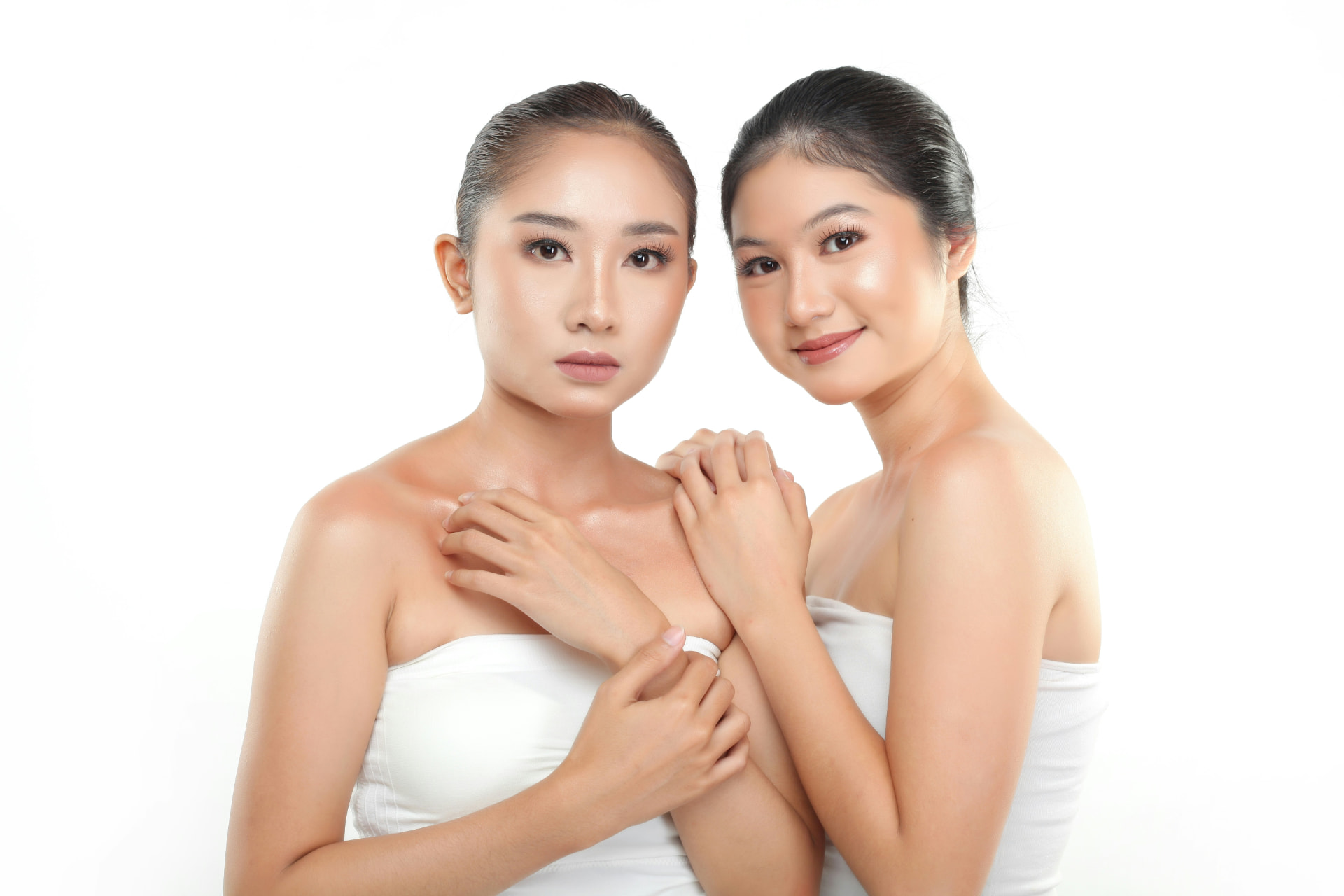 Due ragazze con incarnato luminoso e sano che raccontano il successo della K-beauty
