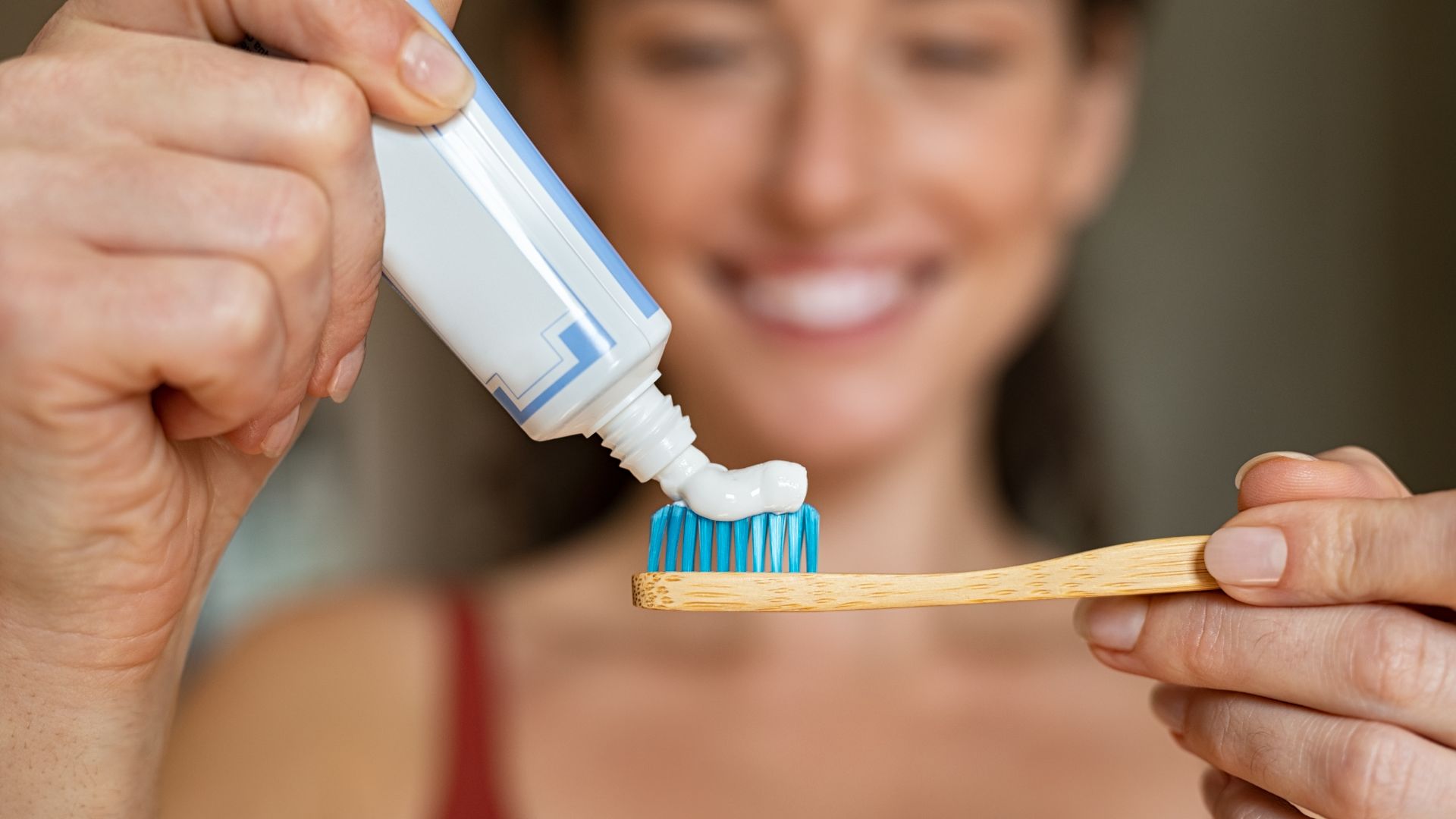 Dentifricio su spazzolino in bambù
