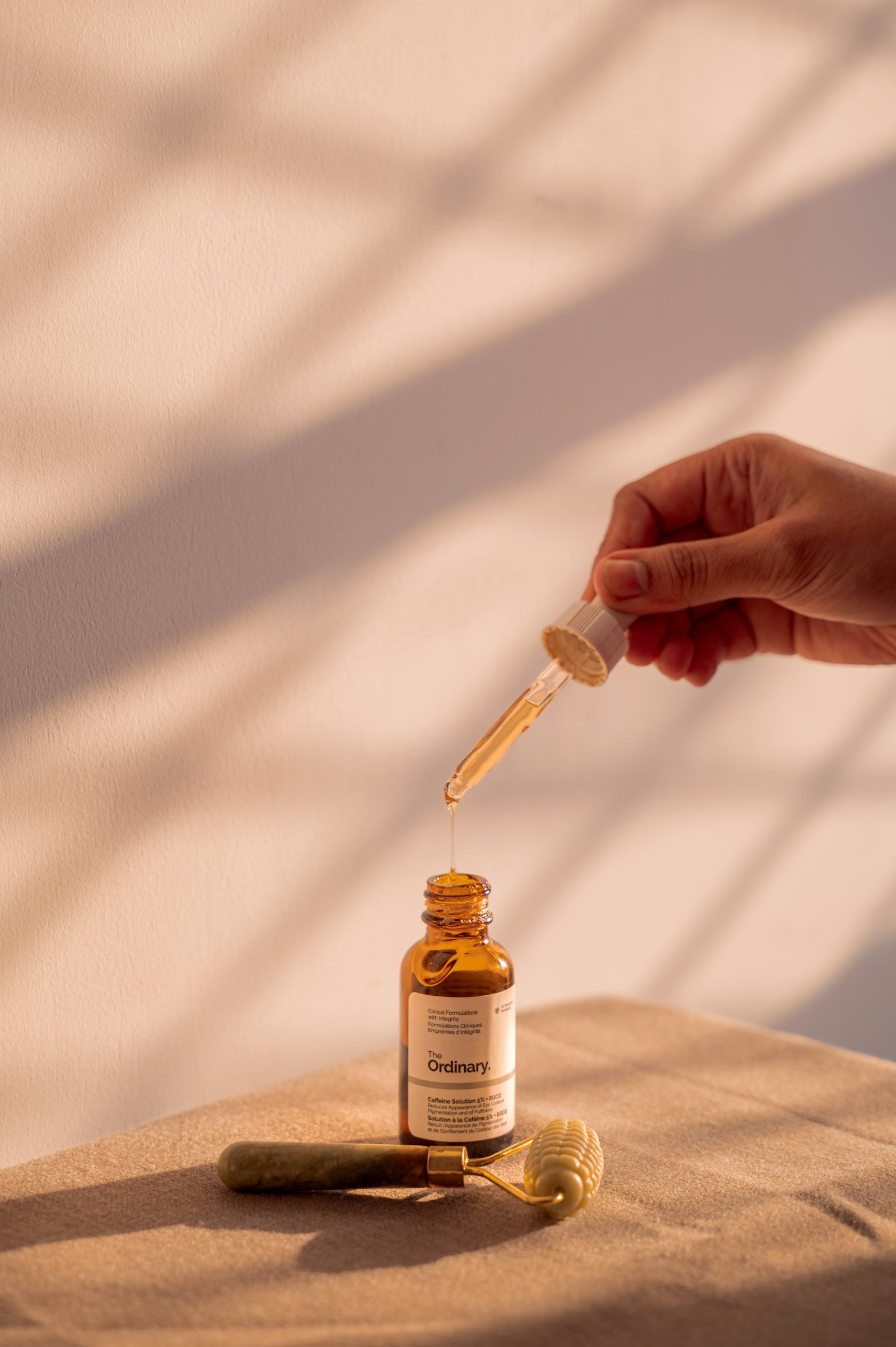 Siero viso versato da una pipetta contagocce durante la skincare routine