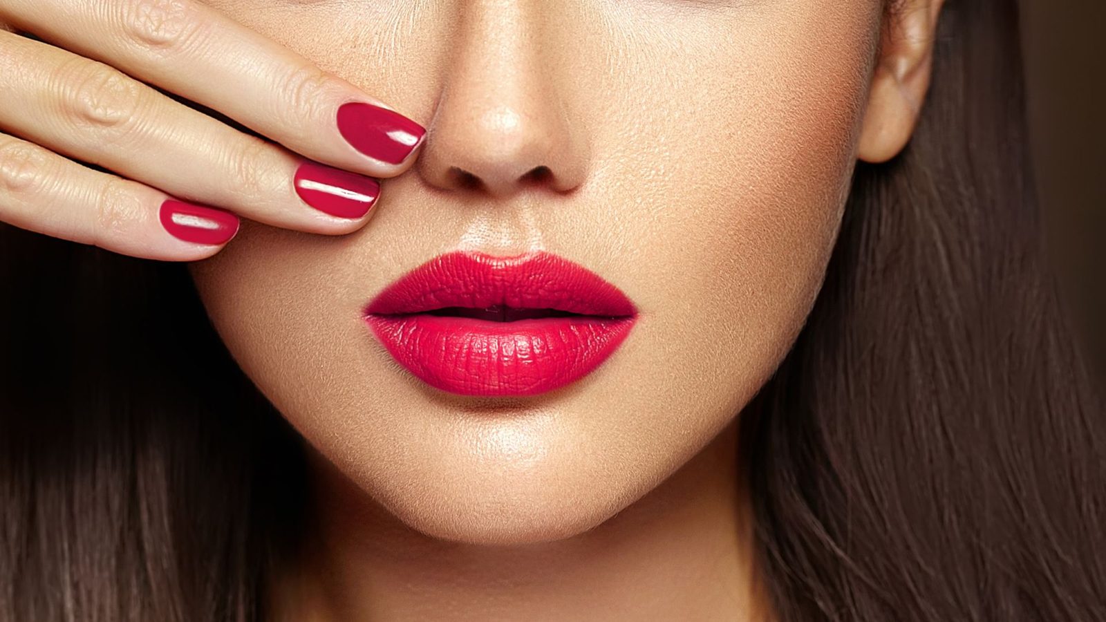 Smalti e manicure per l'estate: colori, tendenze e prodotti