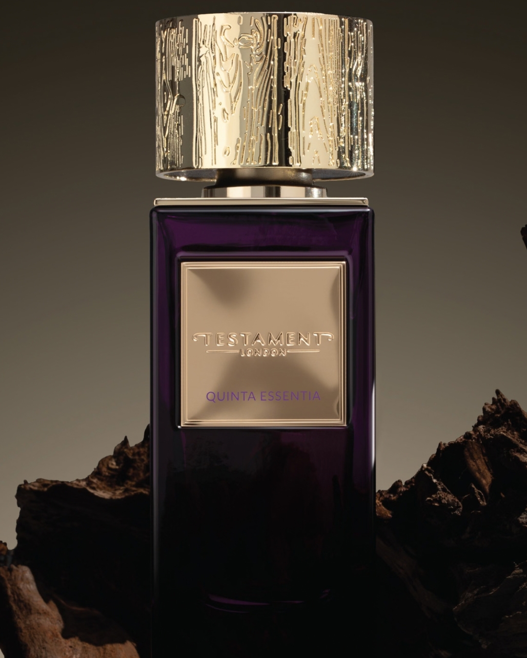 Flacone viola Testament Collection Quinta Essentia tra legni scuri
