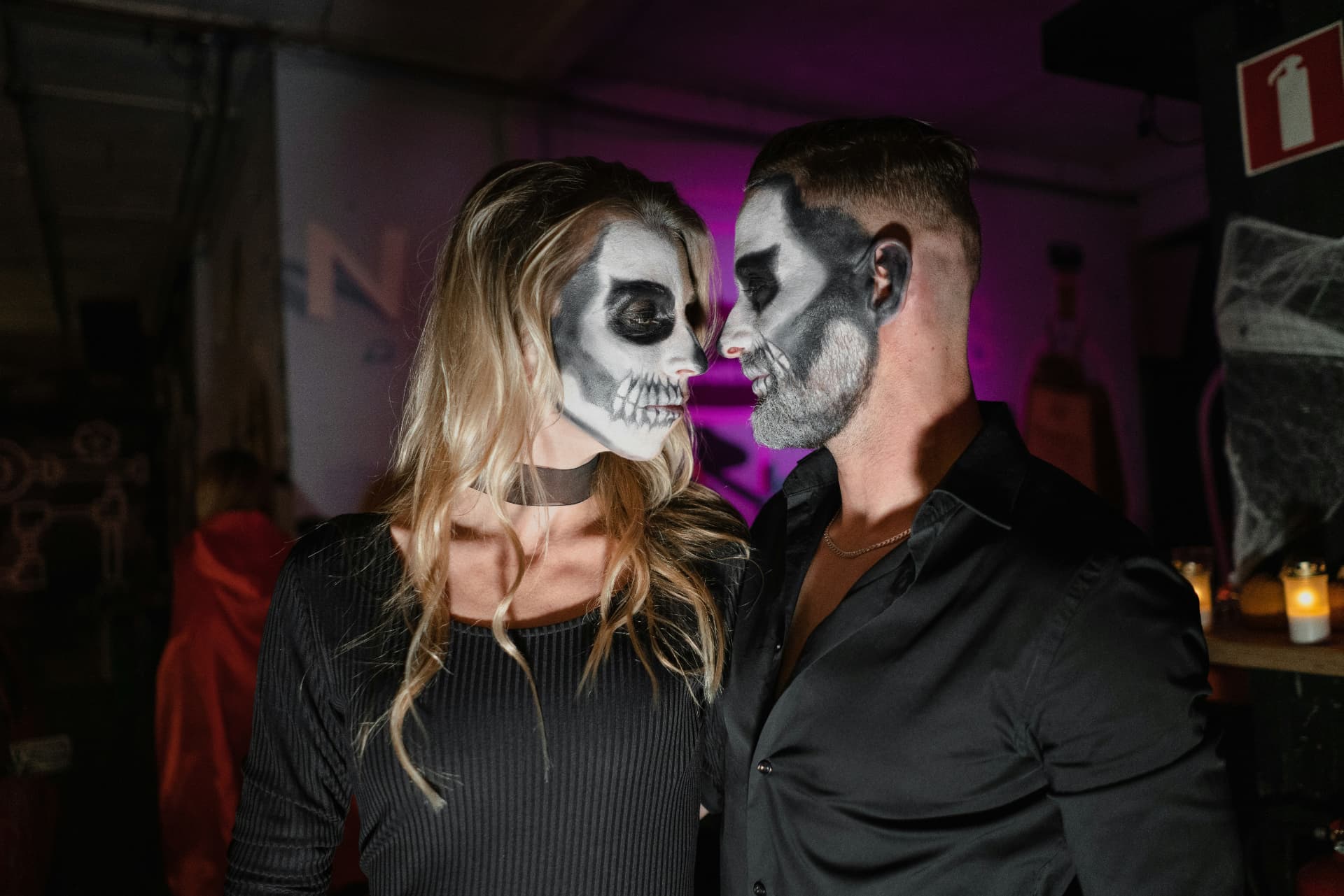 Coppia con trucco Halloween da scheletro in bianco e nero