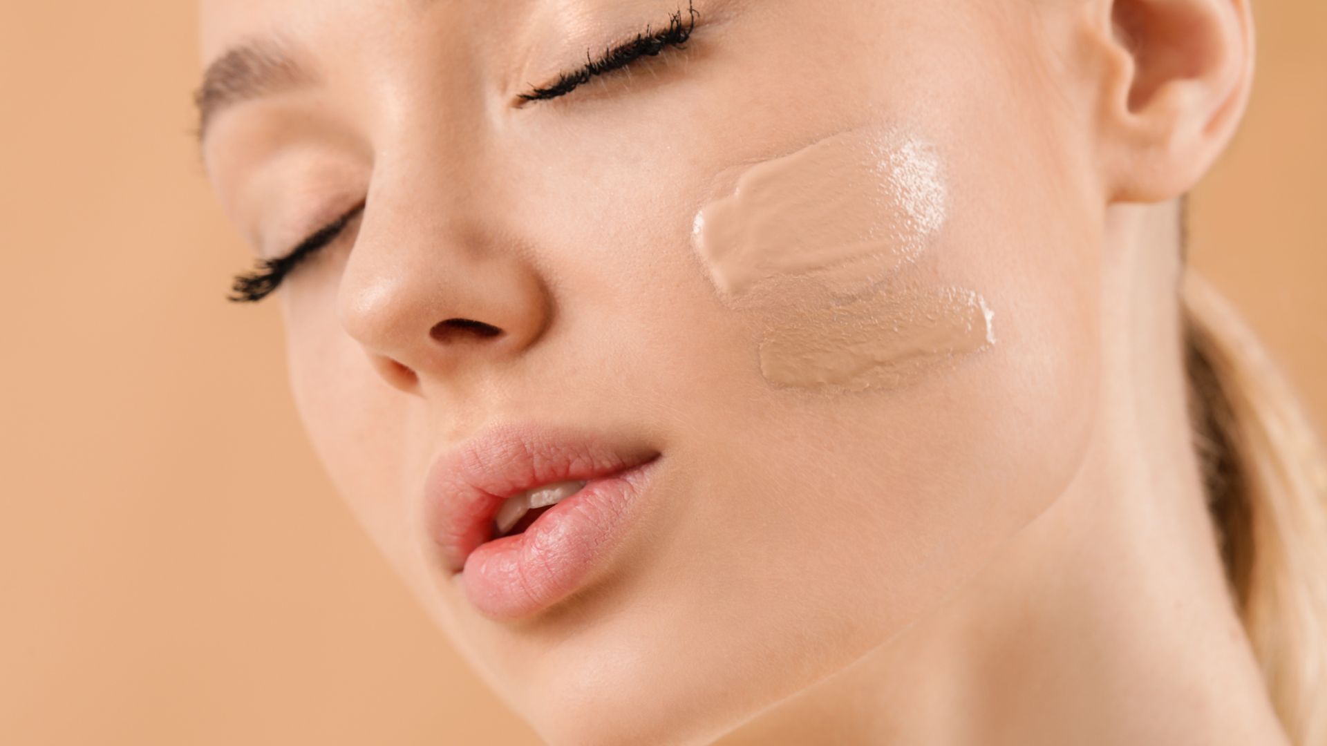 Fondotinta compatto in estate: niente effetto maschera