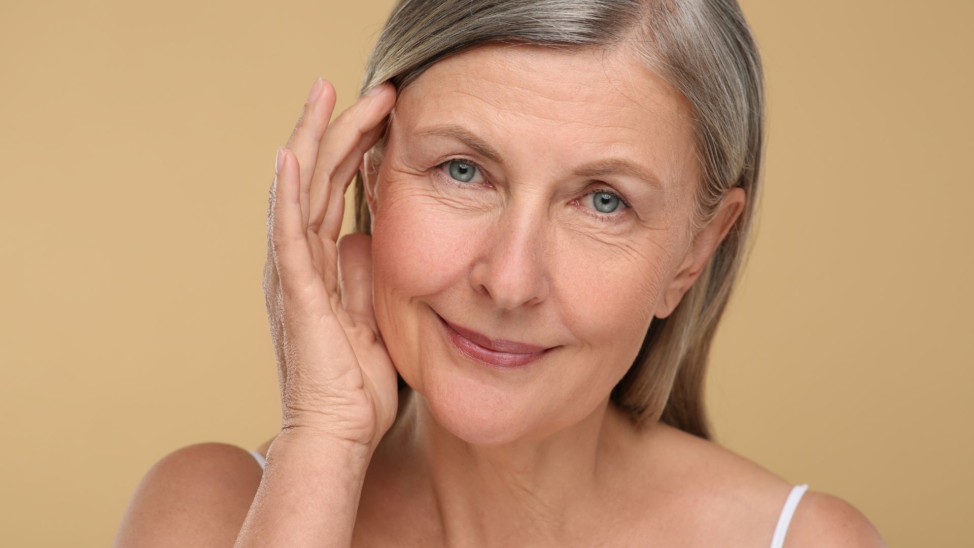 Donna matura con trucco naturale e incarnato luminoso