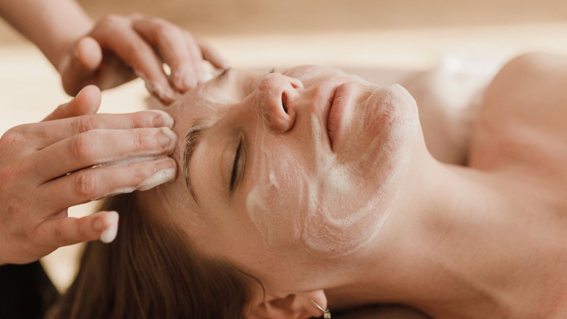 Viso in estate: la routine di cura e pulizia per il caldo