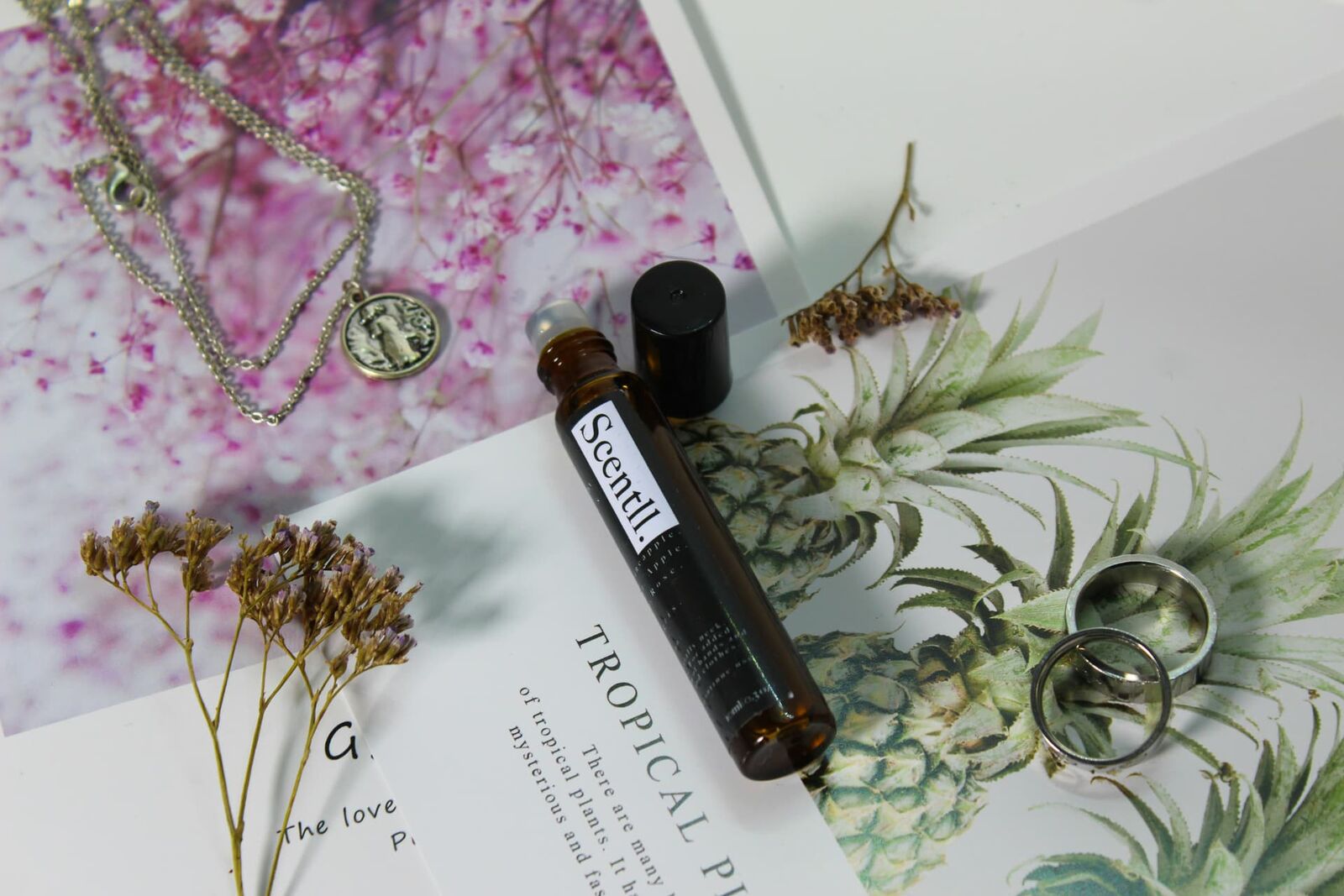 Flacone di profumo tra foglie verdi fresche