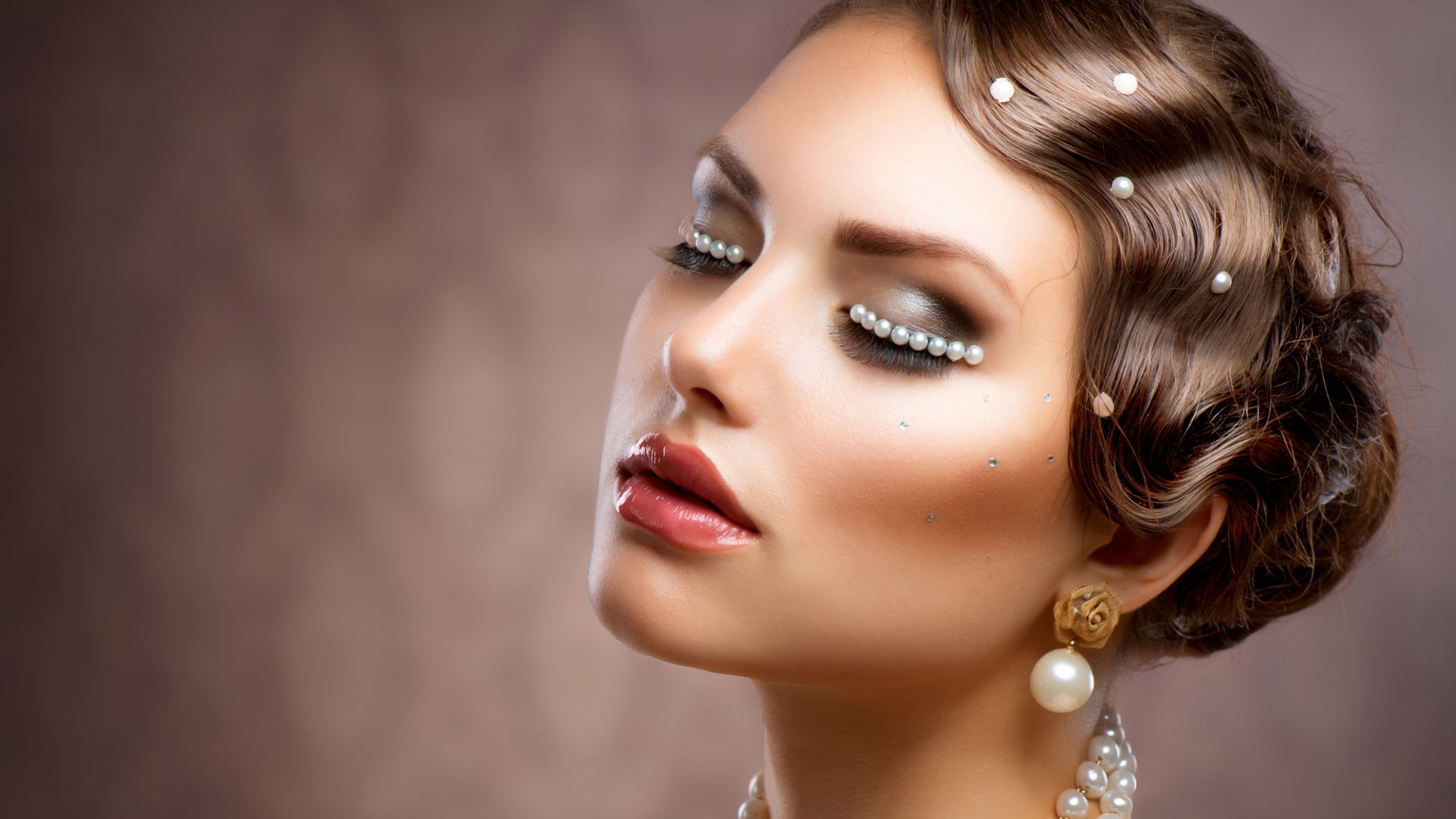 Trucco anni Venti con labbra scure