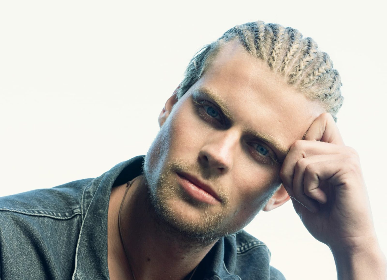 Uomo con capelli folti e naturali dopo l'applicazione delle fibre