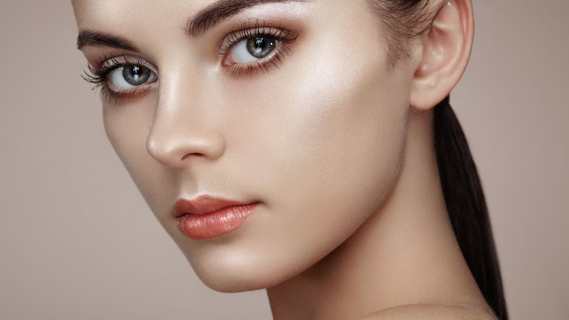 Baking e strobing: le tecniche make-up avanzate spiegate