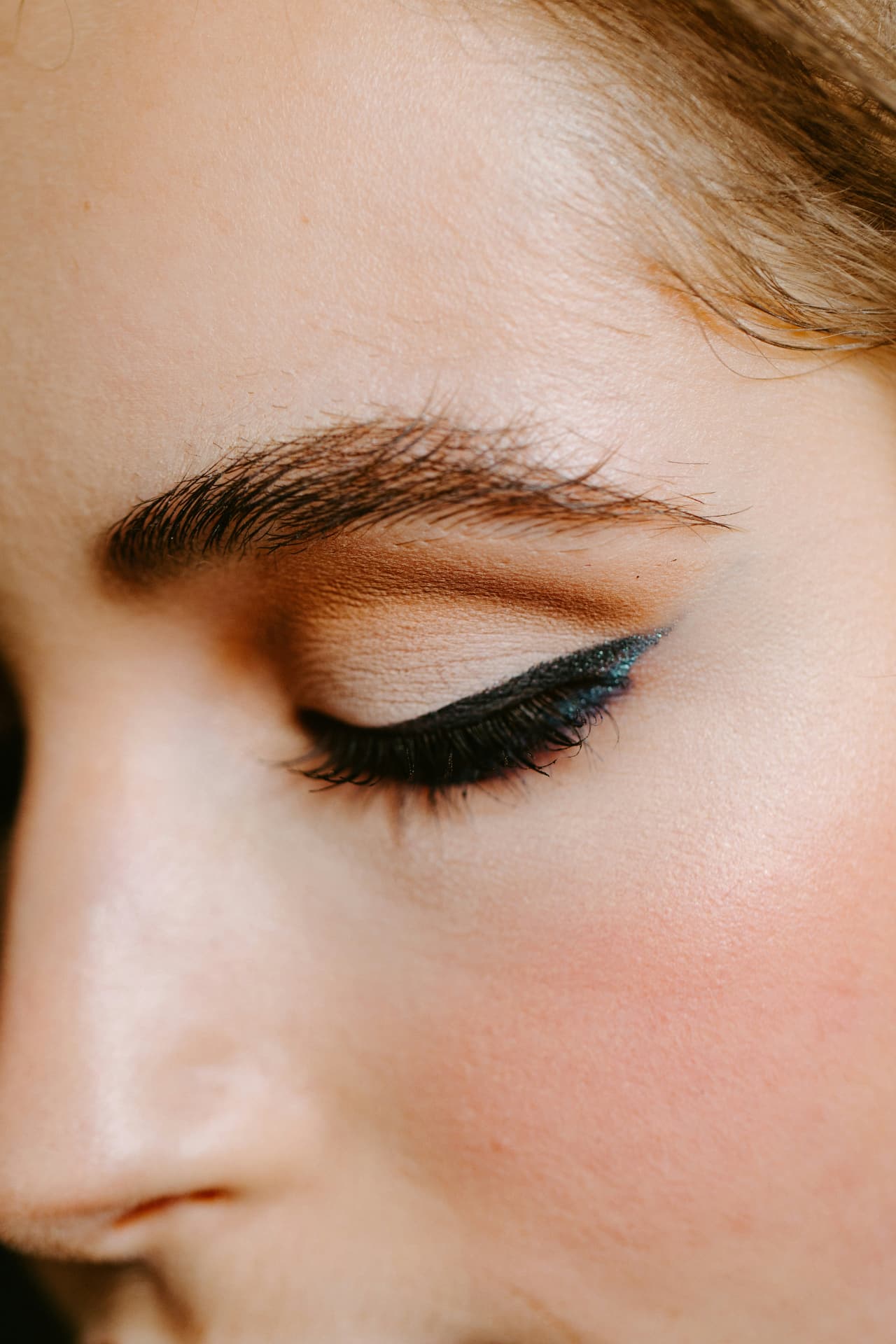 Trucco occhi con ombretto marrone e eyeliner nero