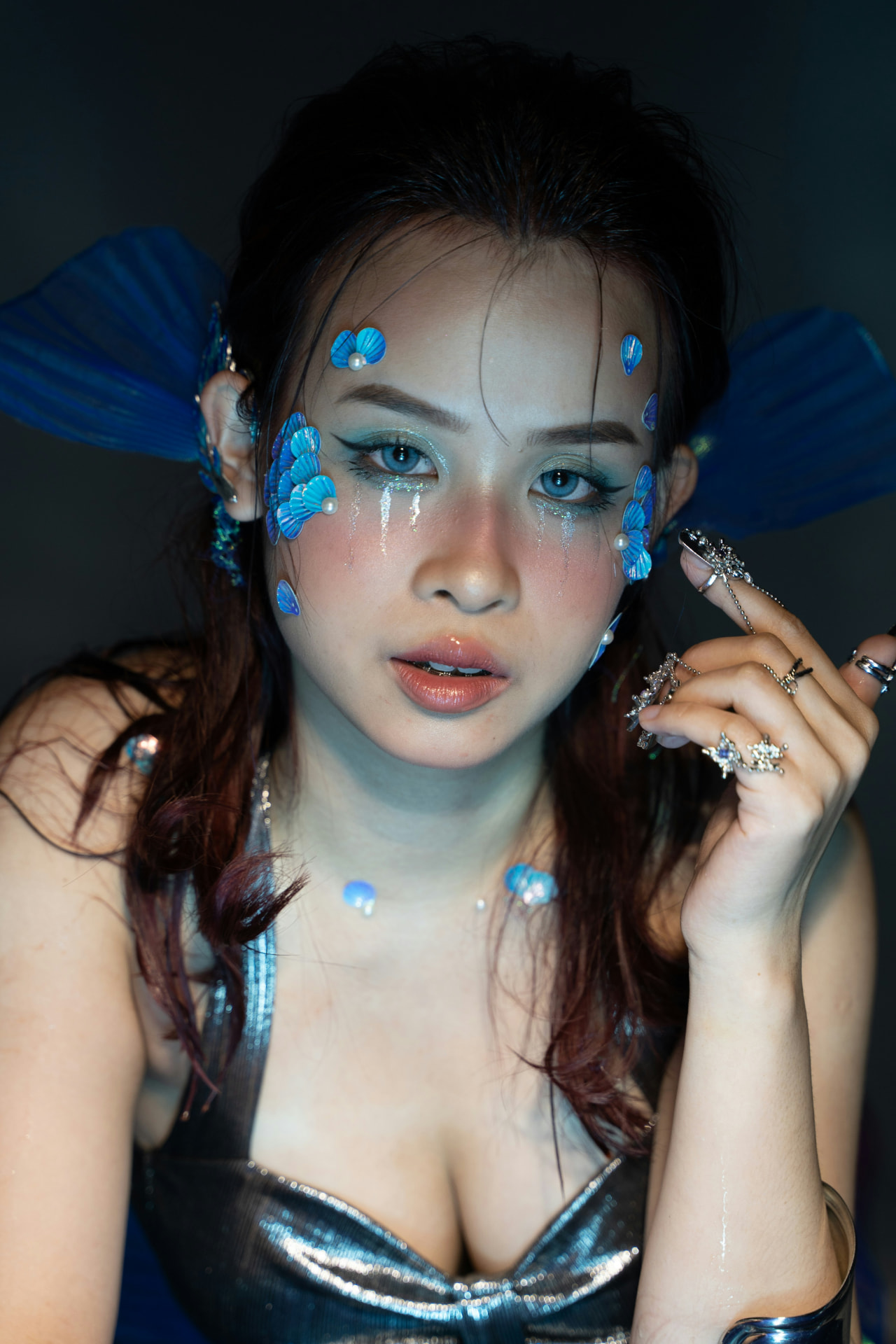 Trucco sirena con scaglie azzurre, perle e lacrime glitterate per Halloween
