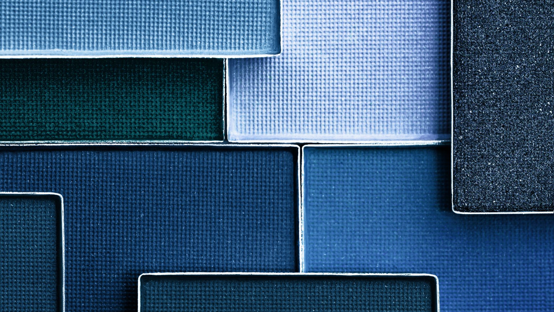 Palette di ombretti nei toni del blu e navy