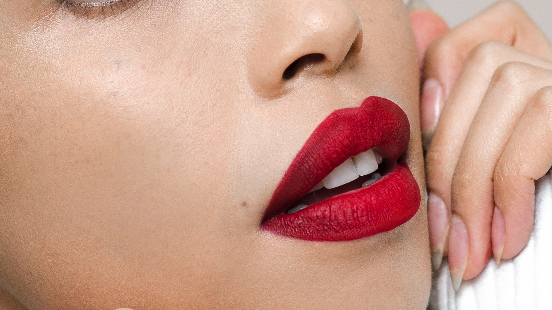 Come mettere il rossetto sulle labbra sottili