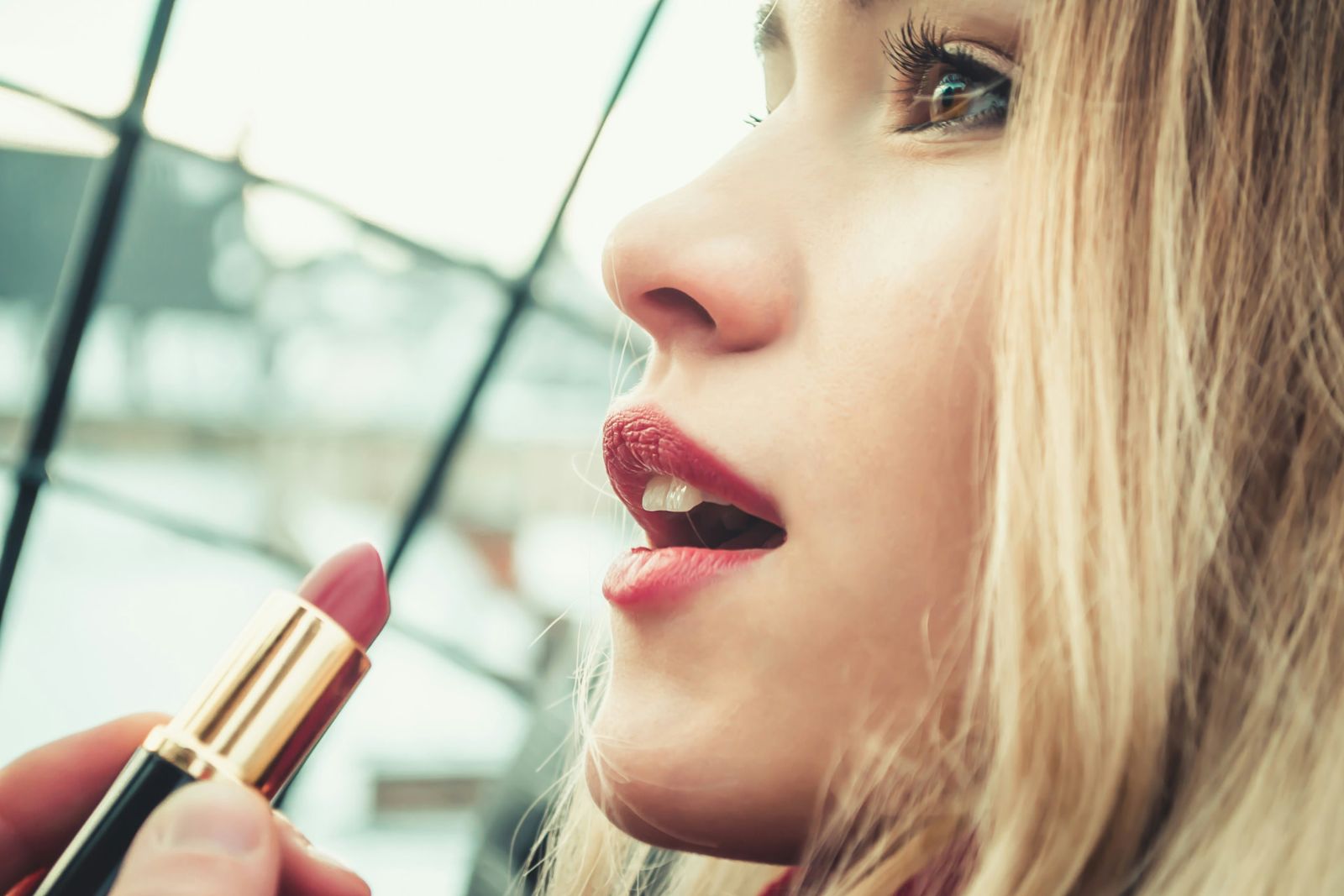 Rossetto over 60 per labbra sottili: colori e trucchi
