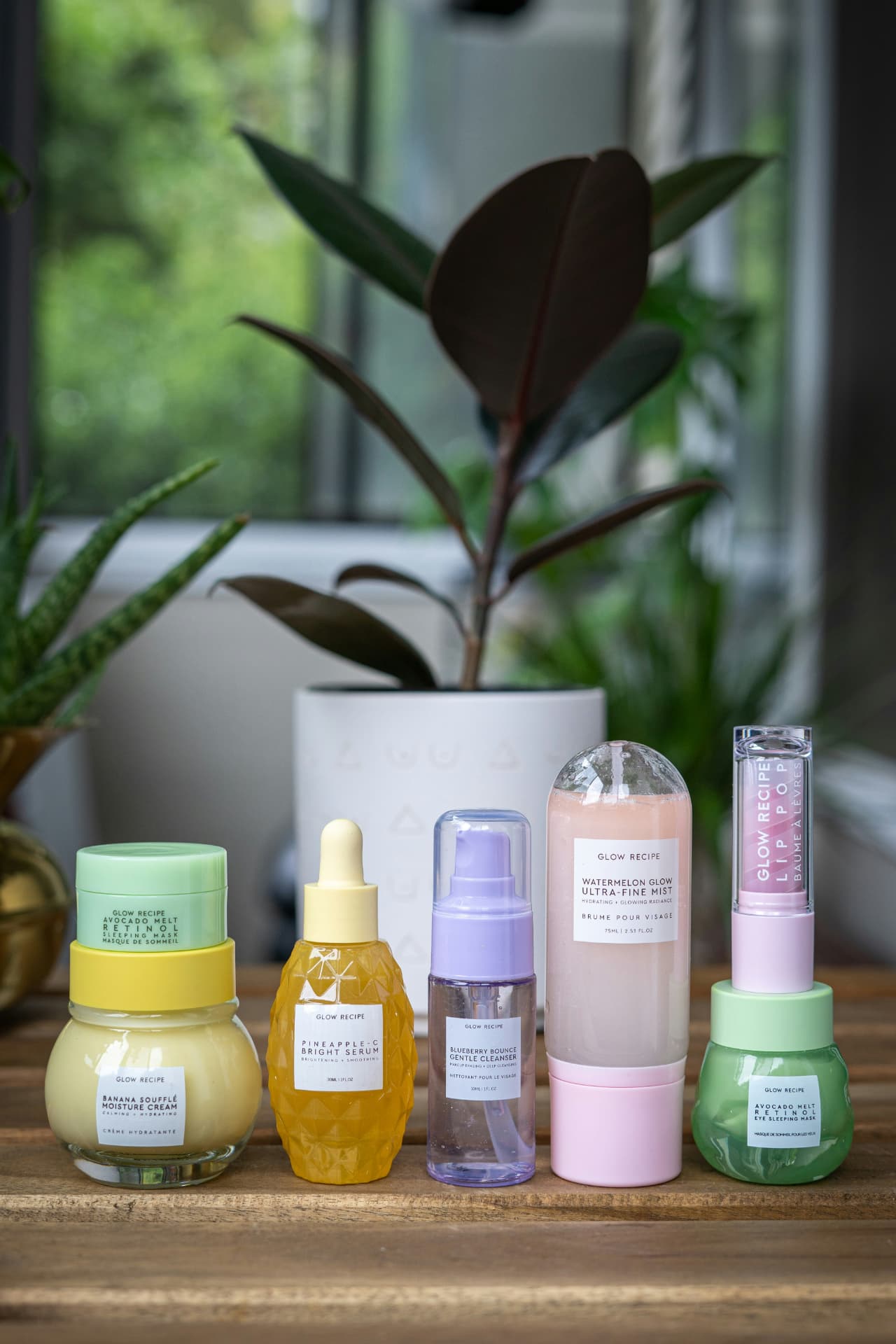 Gamma di flaconi e prodotti cosmetici disposti in sequenza per gli step della routine coreana