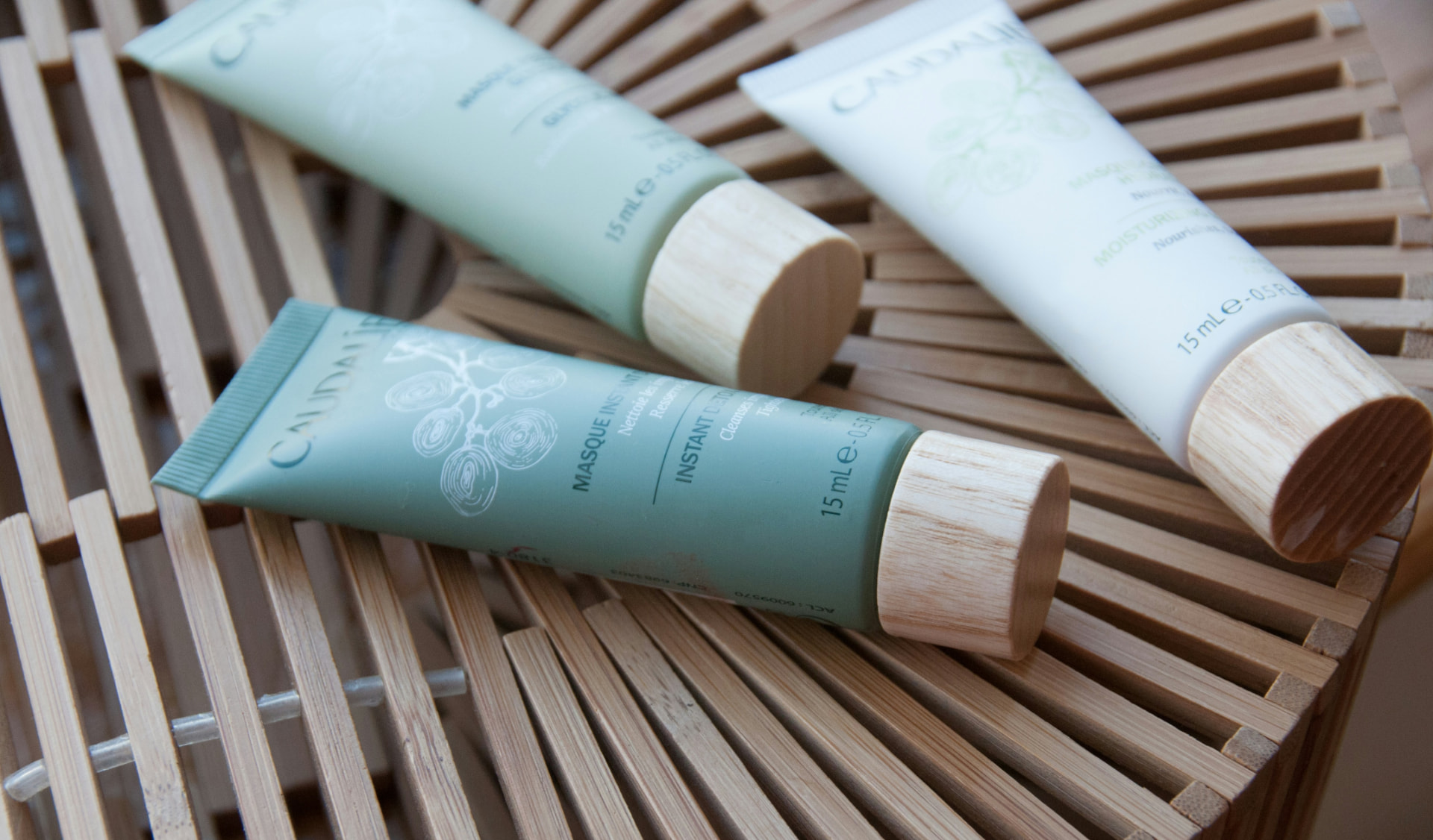 Tubetti di maschere viso detox e idratanti su vassoio in legno, idea regalo skincare