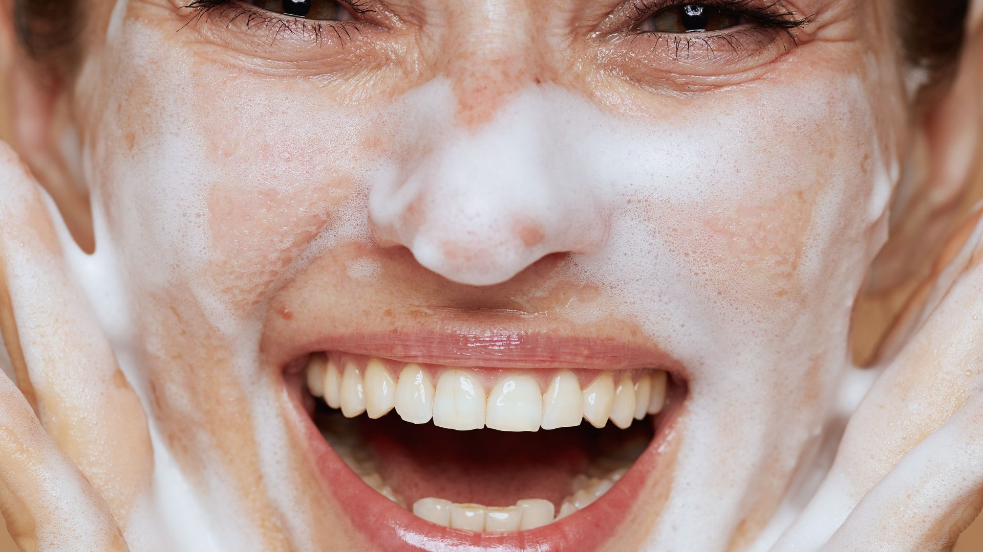 Detergenti viso: perché la pulizia resta la base di ogni routine