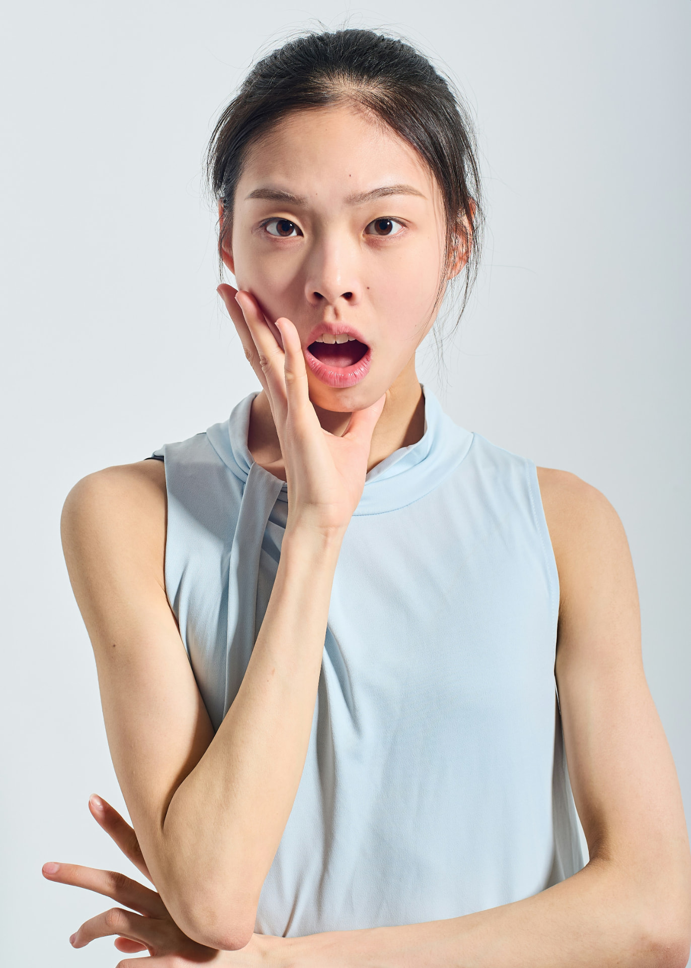 Ragazza con espressione sorpresa a simboleggiare il risparmio e i prezzi accessibili del beauty coreano