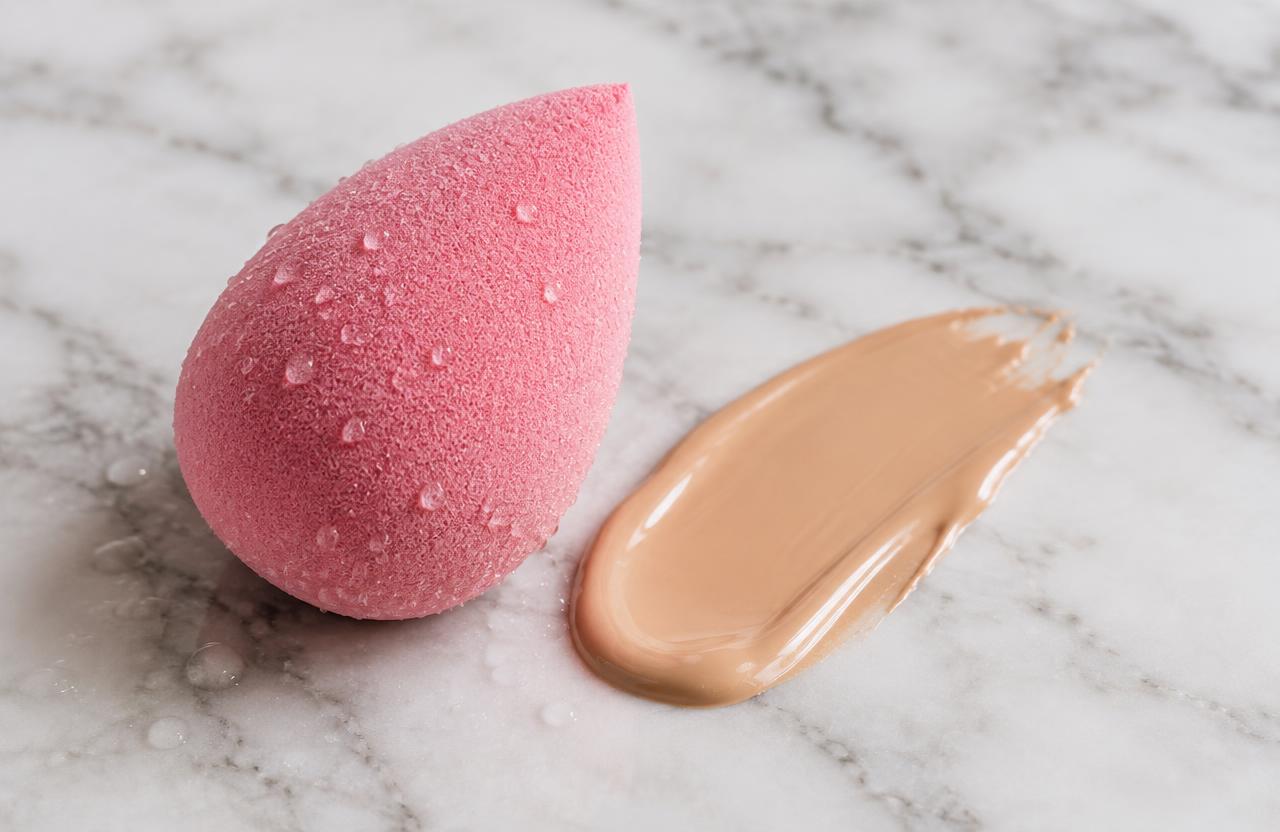 Beauty blender: cos'è, come si usa e come pulirla
