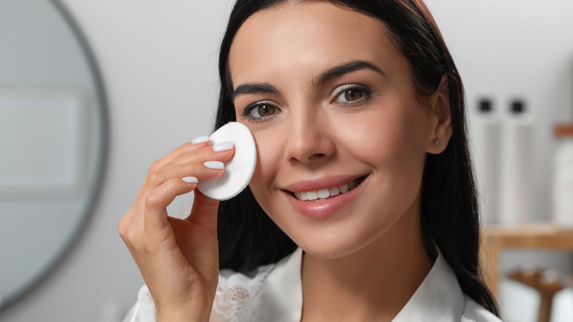 Come struccarsi e detergere il viso: la guida passo passo
