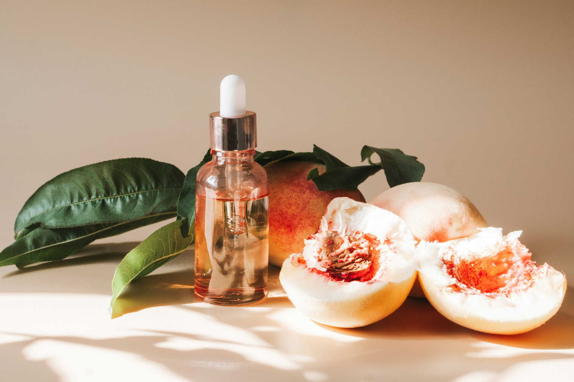 Siero viso con contagocce e pesche fresche