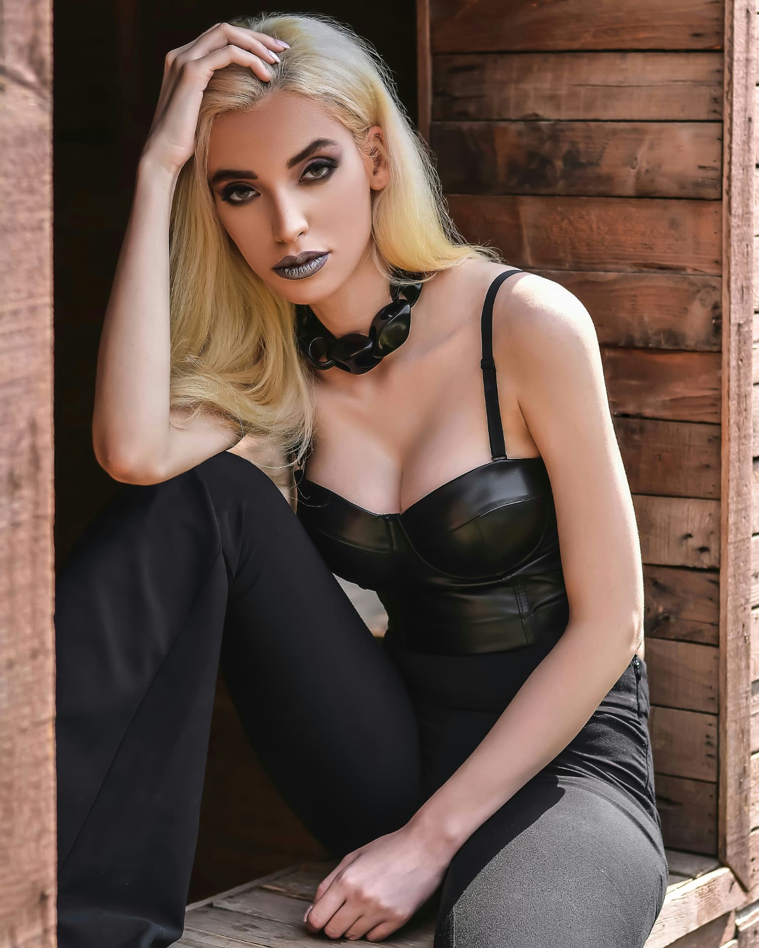 Trucco Halloween dark glam con occhi intensi e incarnato luminoso