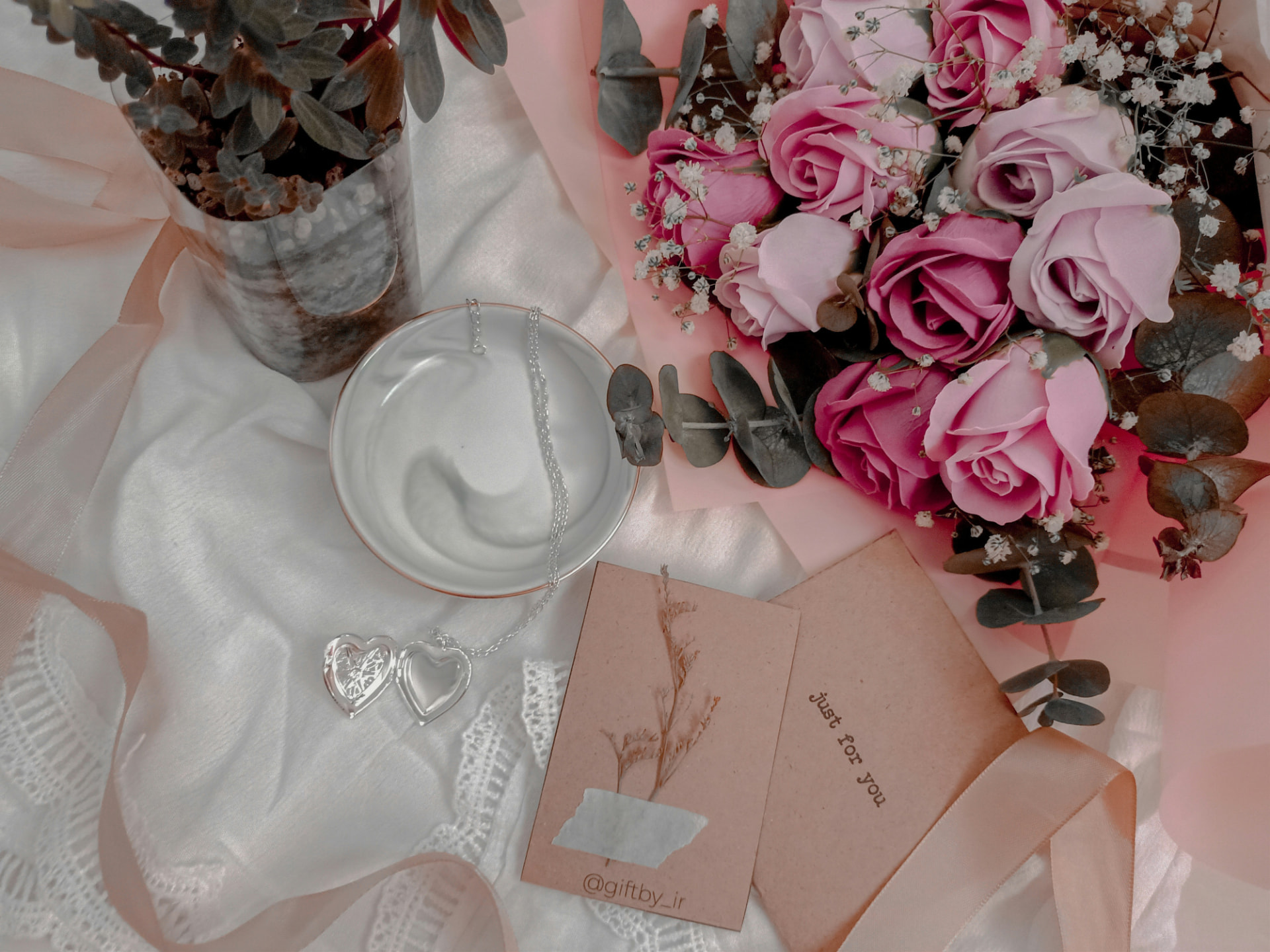Mazzo di rose rosa, collana con ciondolo a cuore e biglietto just for you: regalo last minute