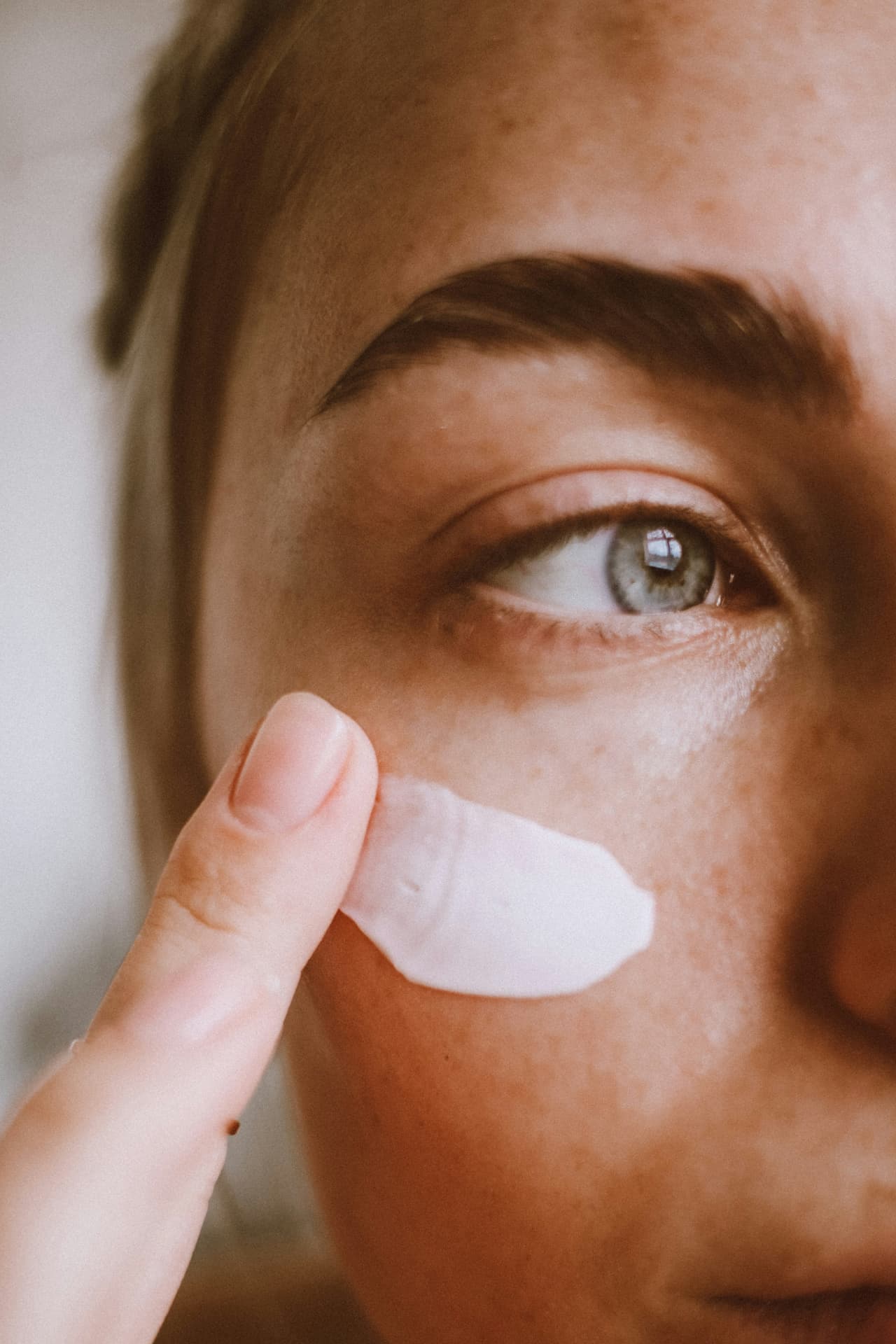 Applicazione di crema contorno occhi per borse, occhiaie e rughe